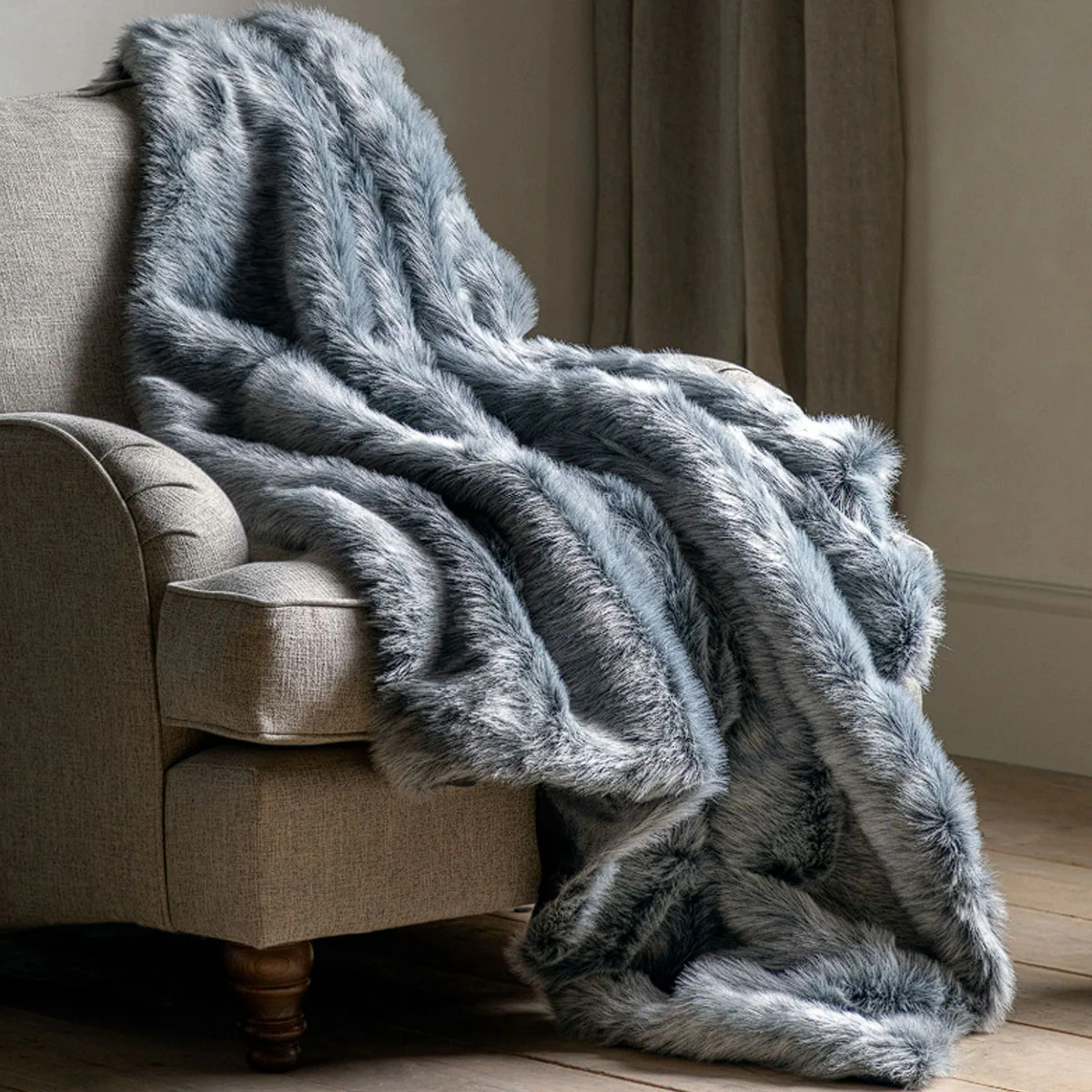 Gallery Direct Alaskan Faux Fur Throw Premium - Image 8