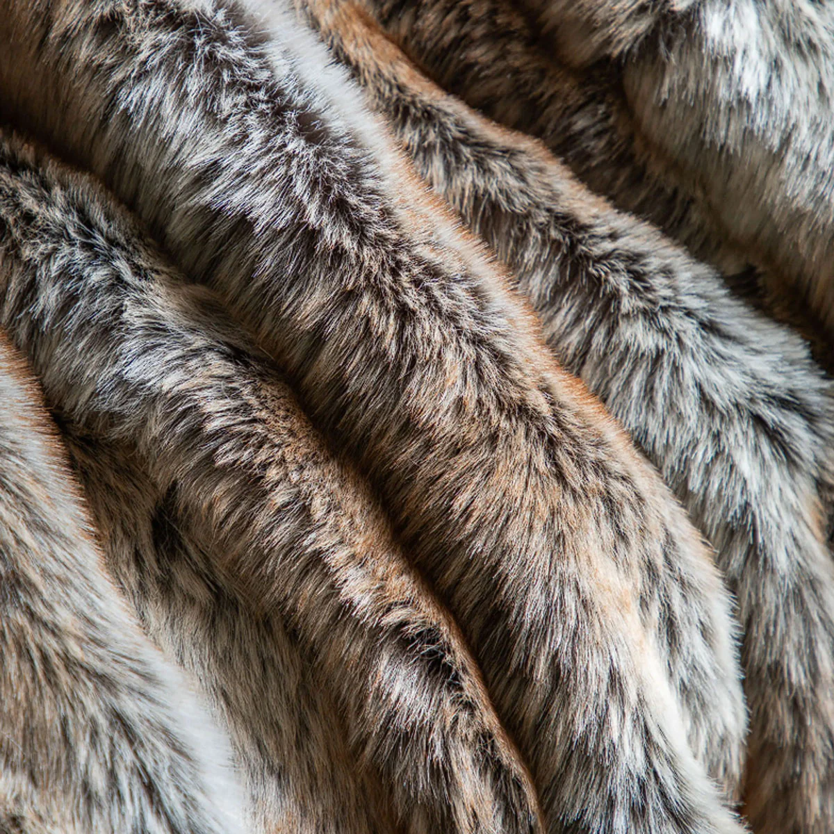 Gallery Direct Husky Faux Fur Throw Premium - Image 5