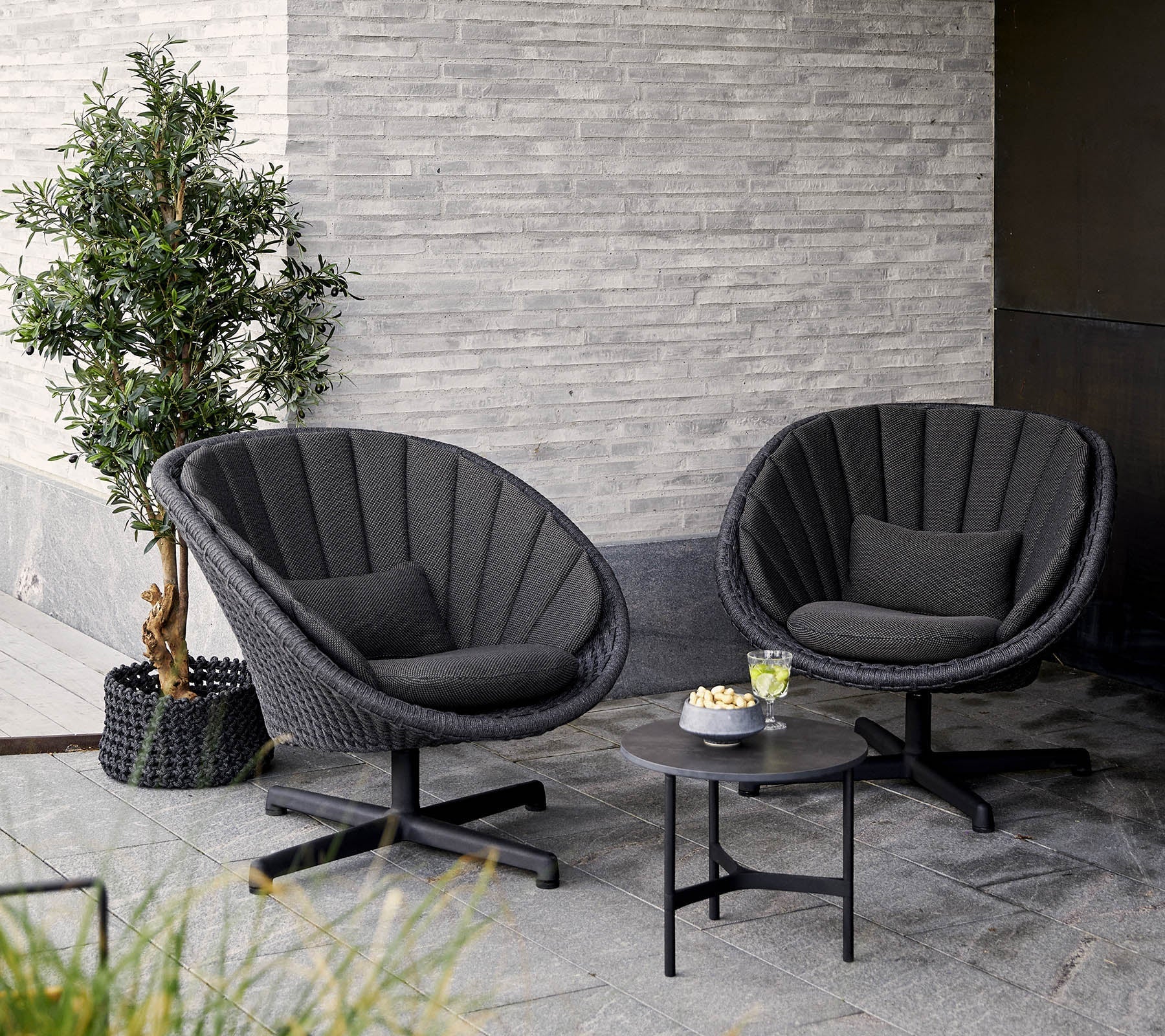 Cane-line Peacock Lounge Chair with Swivel Aluminium Base - Image 2