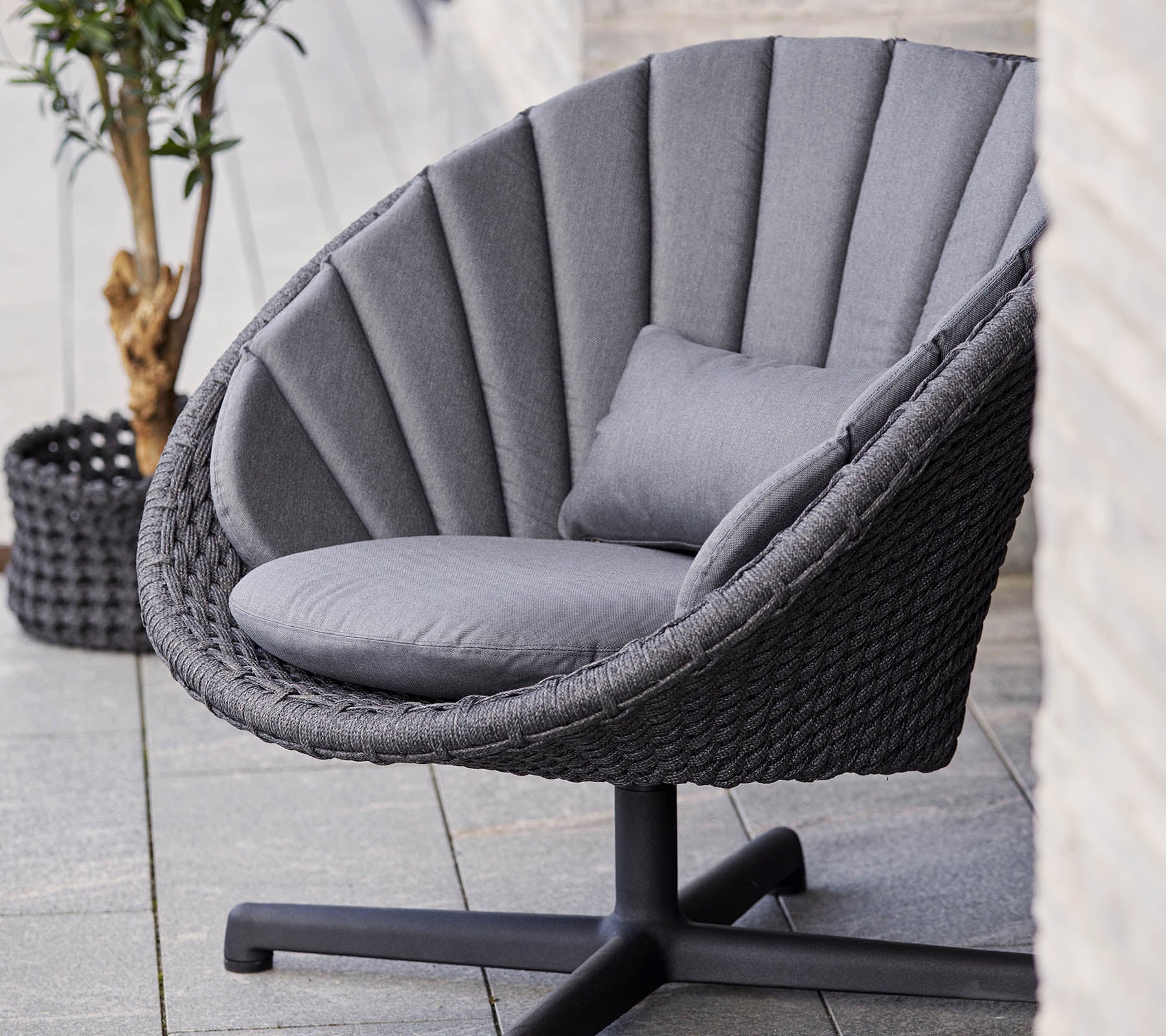 Cane-line Peacock Lounge Chair with Swivel Aluminium Base - Image 3
