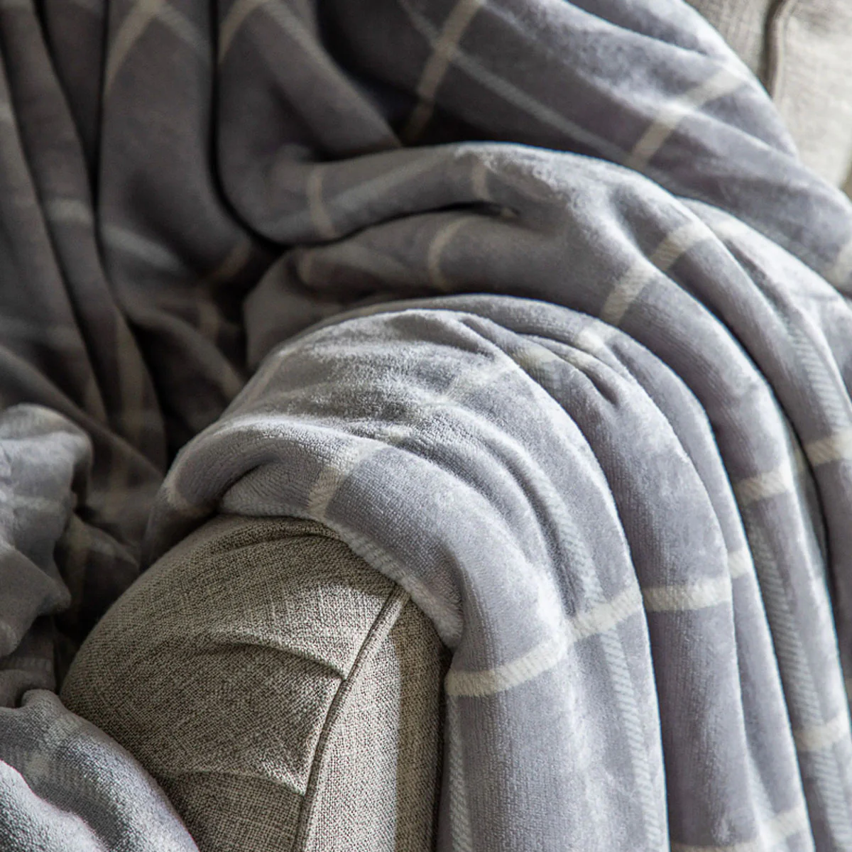 Gallery Direct Window Payne Sherpa Throw Grey - Image 5