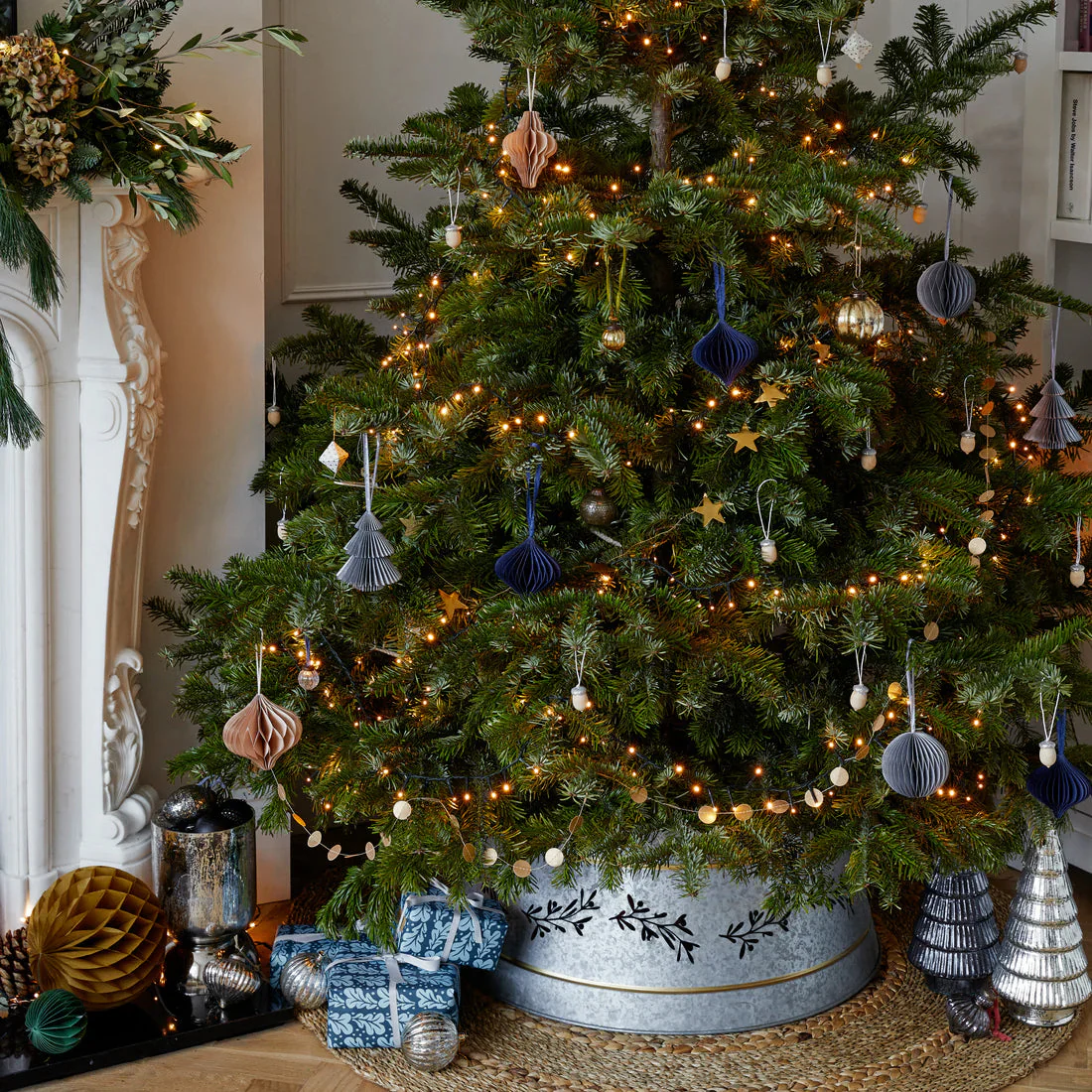 Ivyline Bronze Cut Out Mistletoe Tree Skirt - Image 3