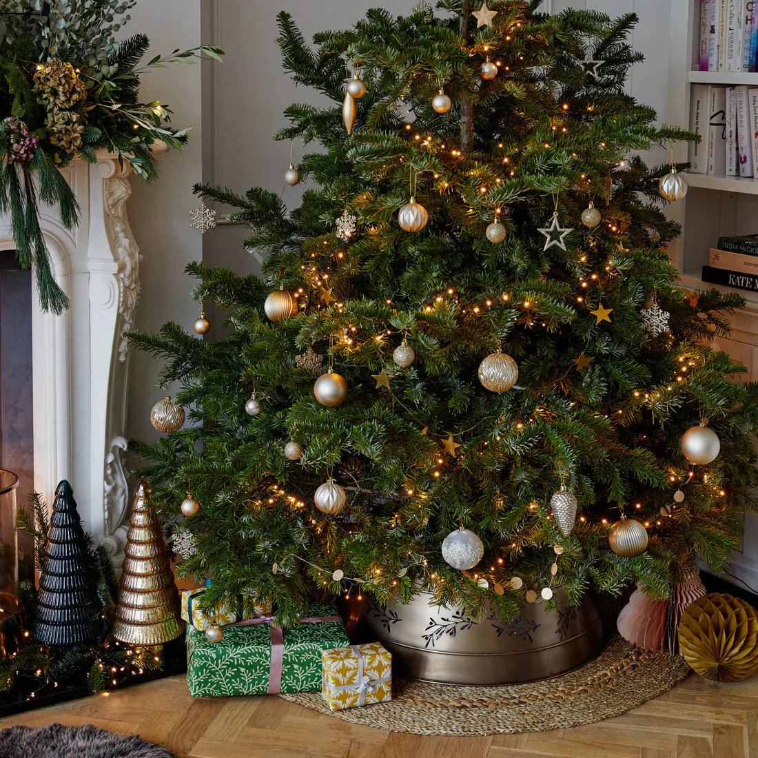 Ivyline Bronze Cut Out Mistletoe Tree Skirt - Image 4