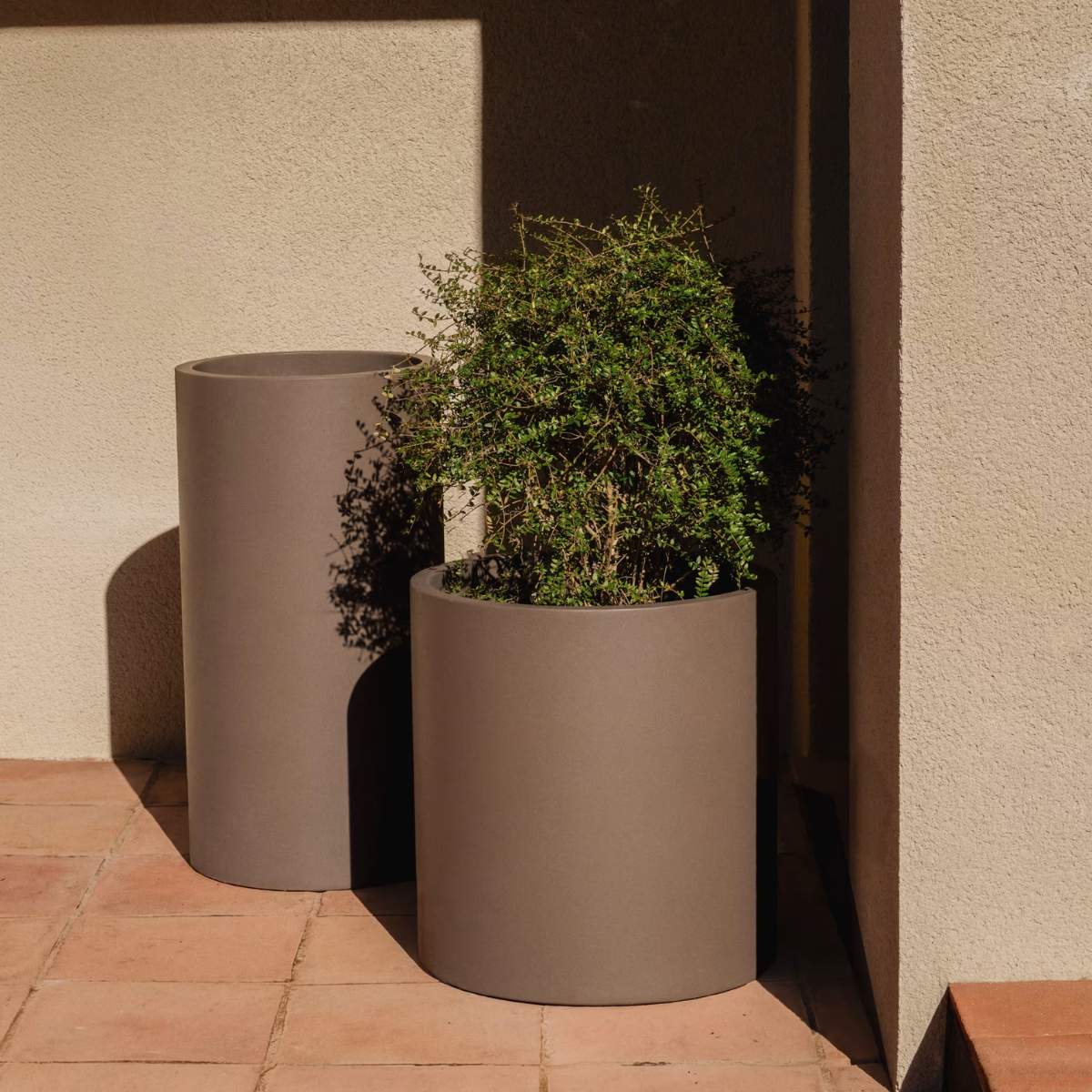 Kave Home Aiguablava brown cement planter Ø 52cm - Image 19