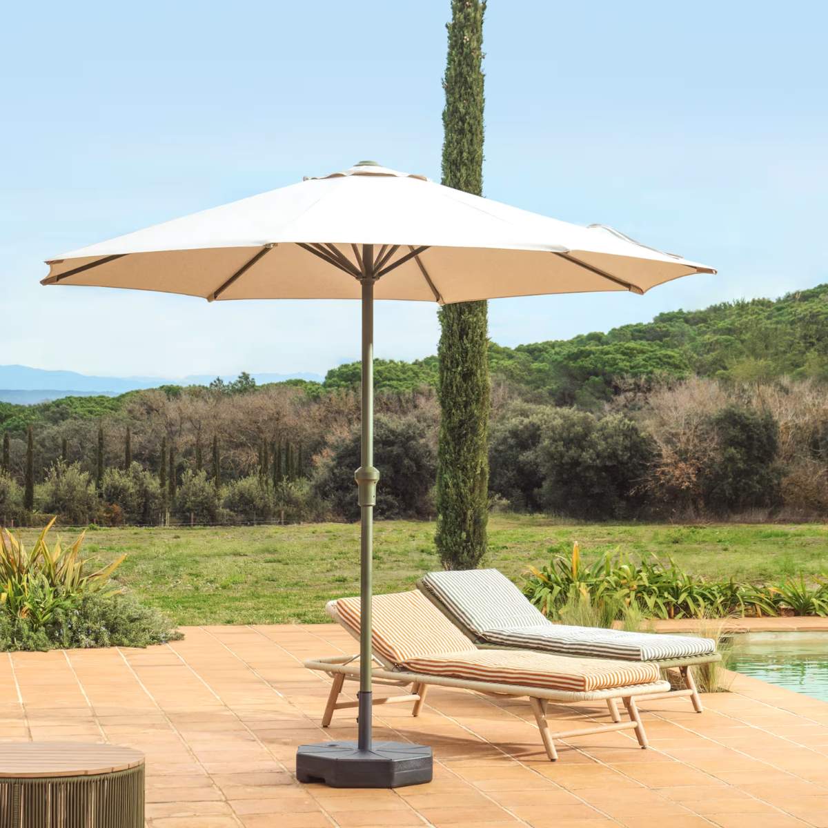 Kave Home Aimar plastic parasol base with central pole Ø60cm - Image 4