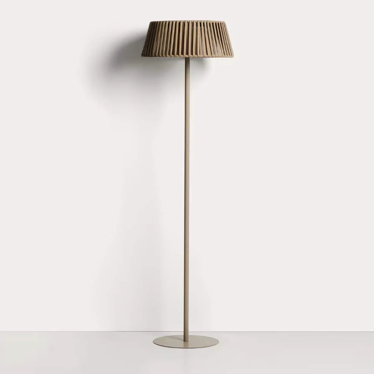 Kave Home Aldet outdoor solar floor lamp in terracotta flat rope cord with metal stand Ø46cm - Image 2