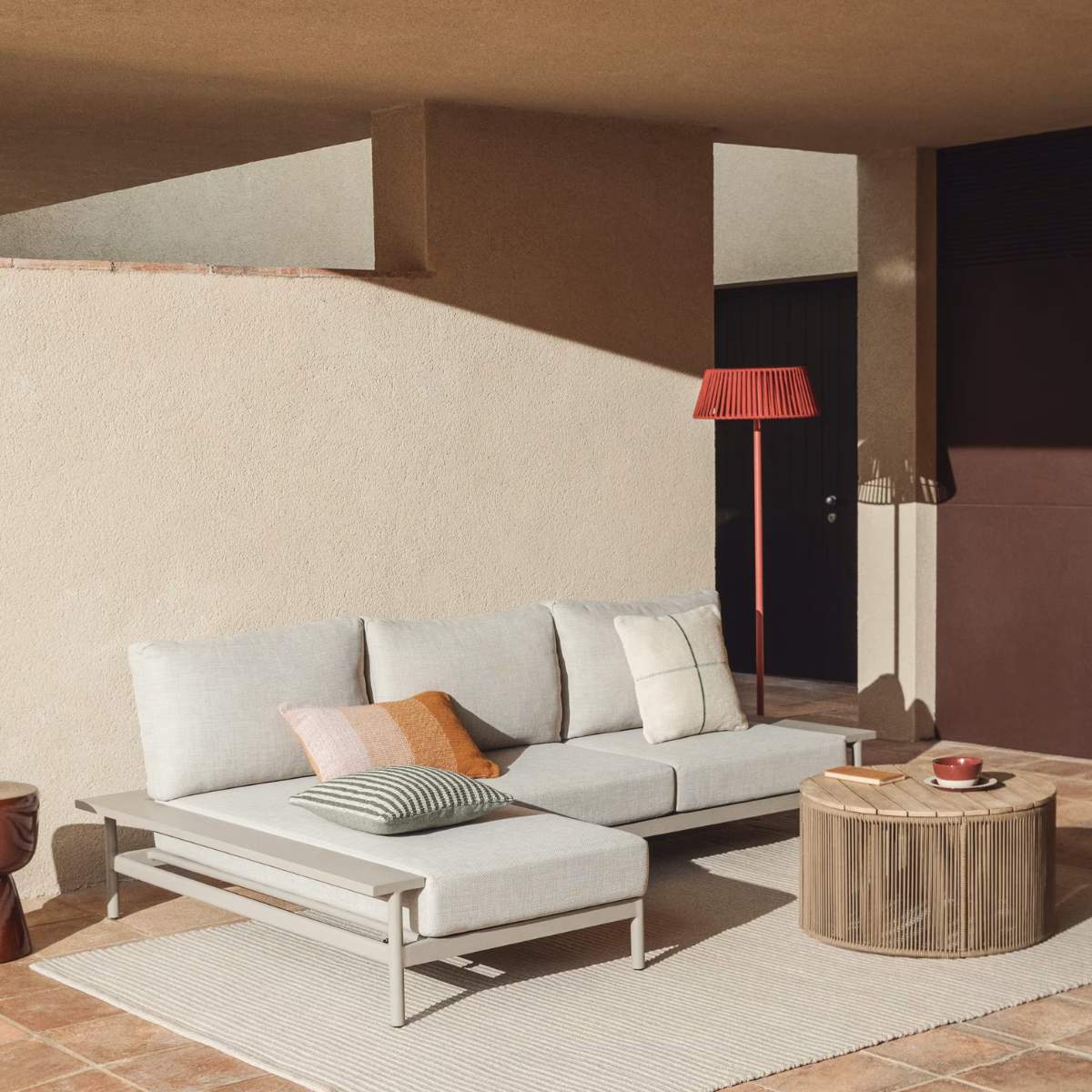 Kave Home Aldet outdoor solar floor lamp in terracotta flat rope cord with metal stand Ø46cm - Image 23