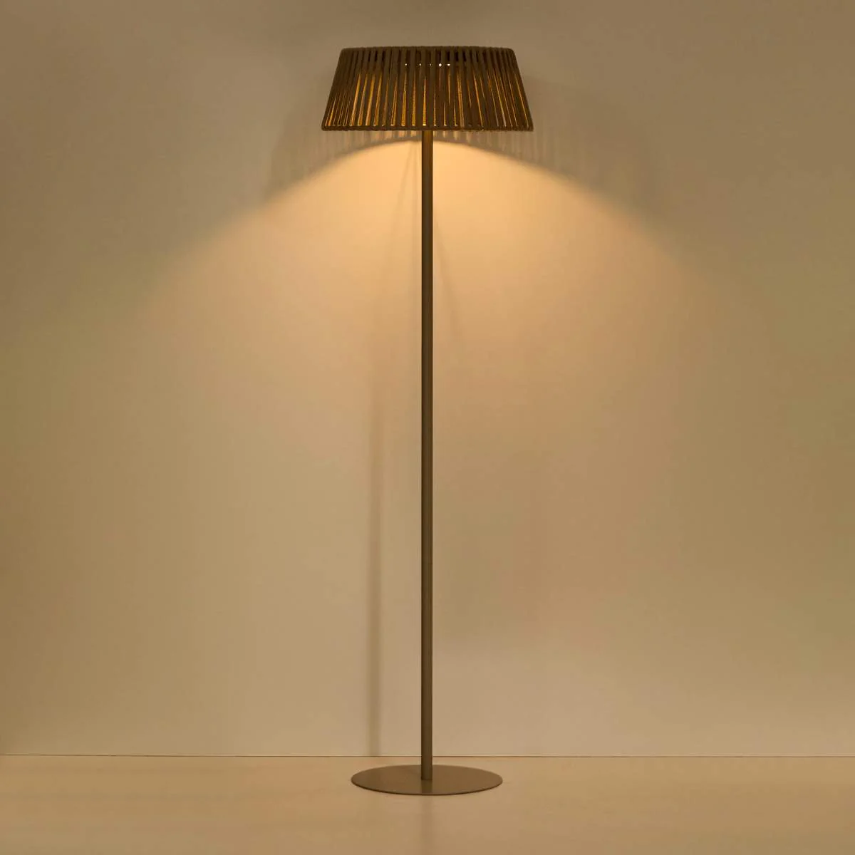 Kave Home Aldet outdoor solar floor lamp in terracotta flat rope cord with metal stand Ø46cm - Image 28
