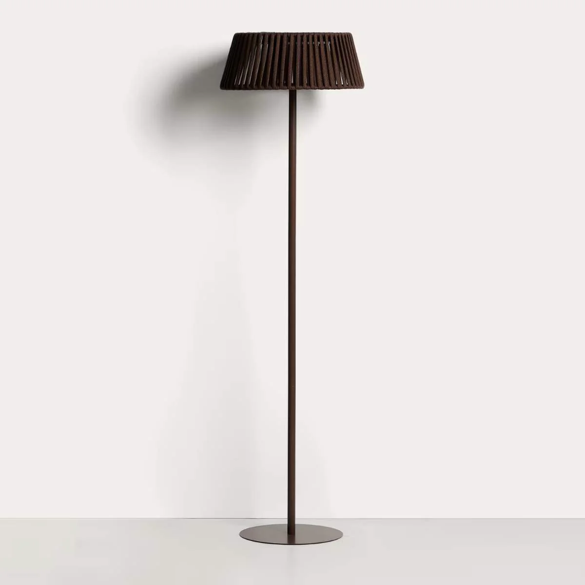Kave Home Aldet outdoor solar floor lamp in terracotta flat rope cord with metal stand Ø46cm - Image 3
