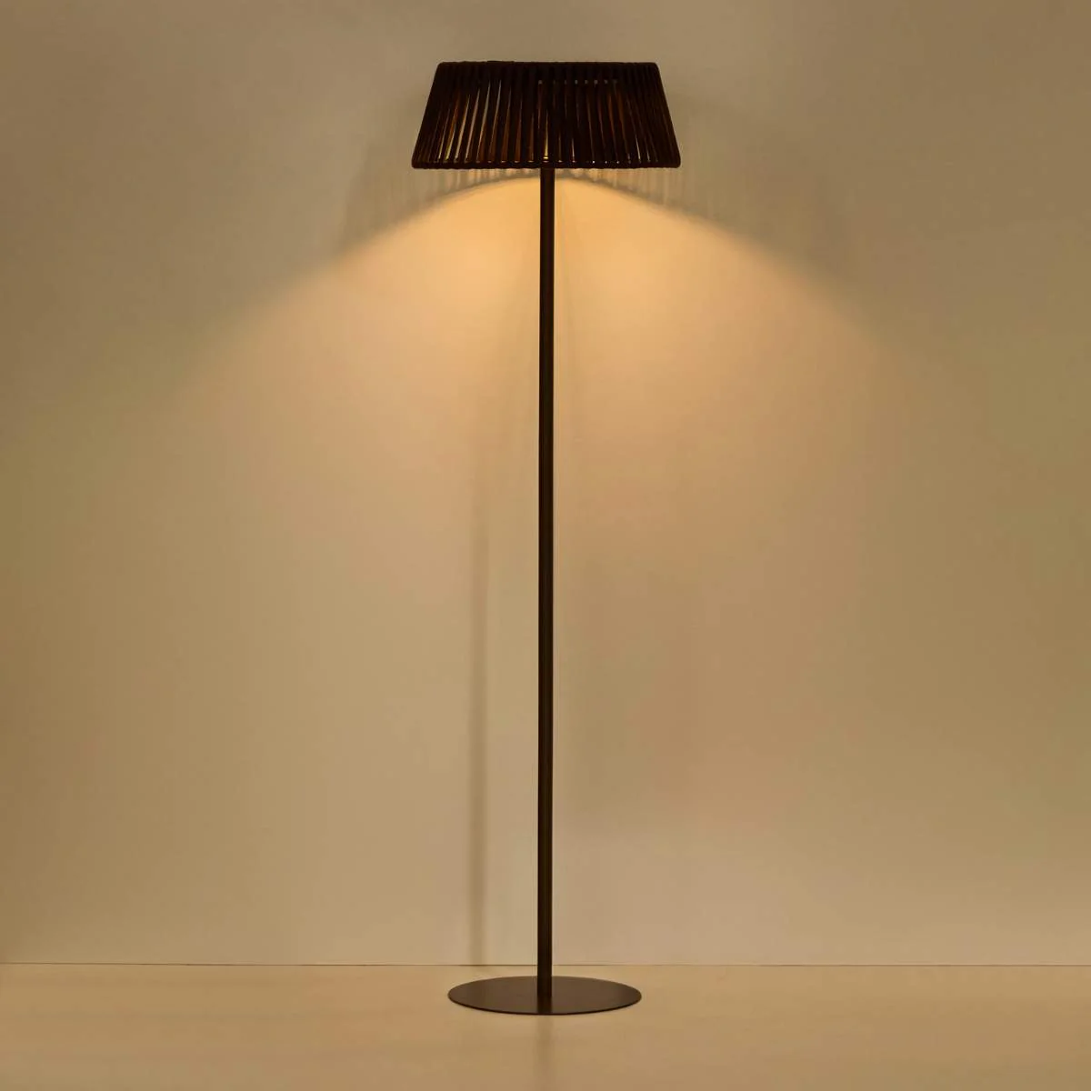 Kave Home Aldet outdoor solar floor lamp in terracotta flat rope cord with metal stand Ø46cm - Image 31