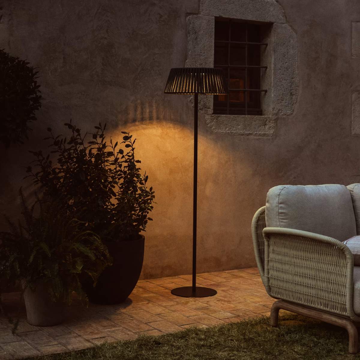 Kave Home Aldet outdoor solar floor lamp in terracotta flat rope cord with metal stand Ø46cm - Image 35