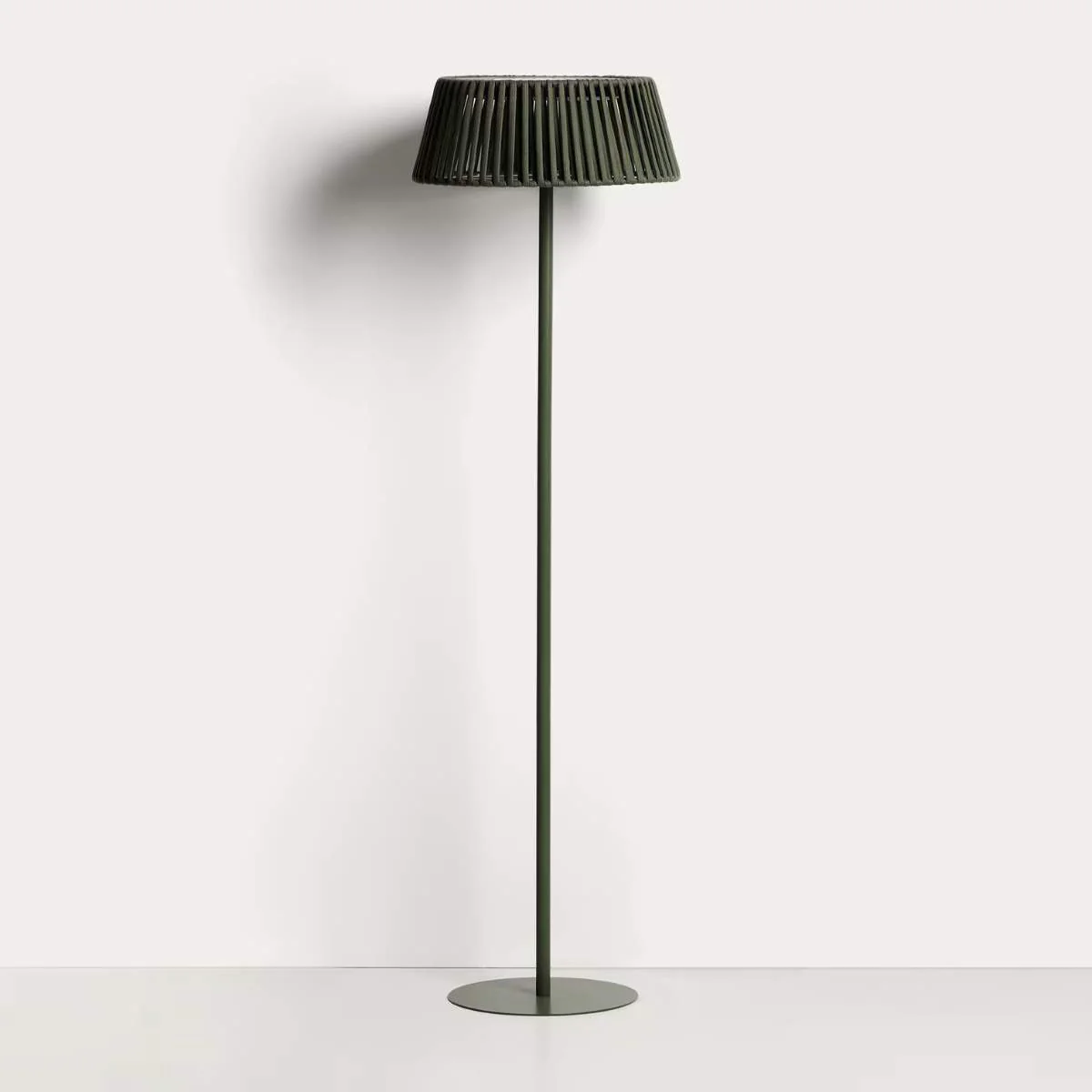 Kave Home Aldet outdoor solar floor lamp in terracotta flat rope cord with metal stand Ø46cm - Image 4