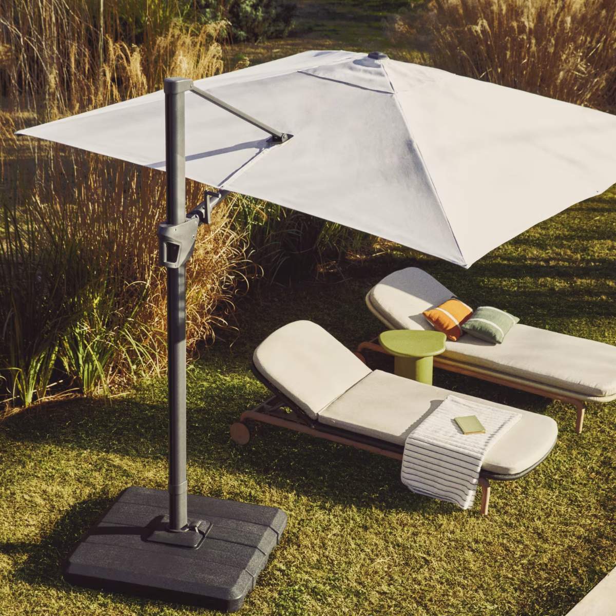 Kave Home Alfaz cantilever parasol base in black plastic 98 x 98 cm - Image 6