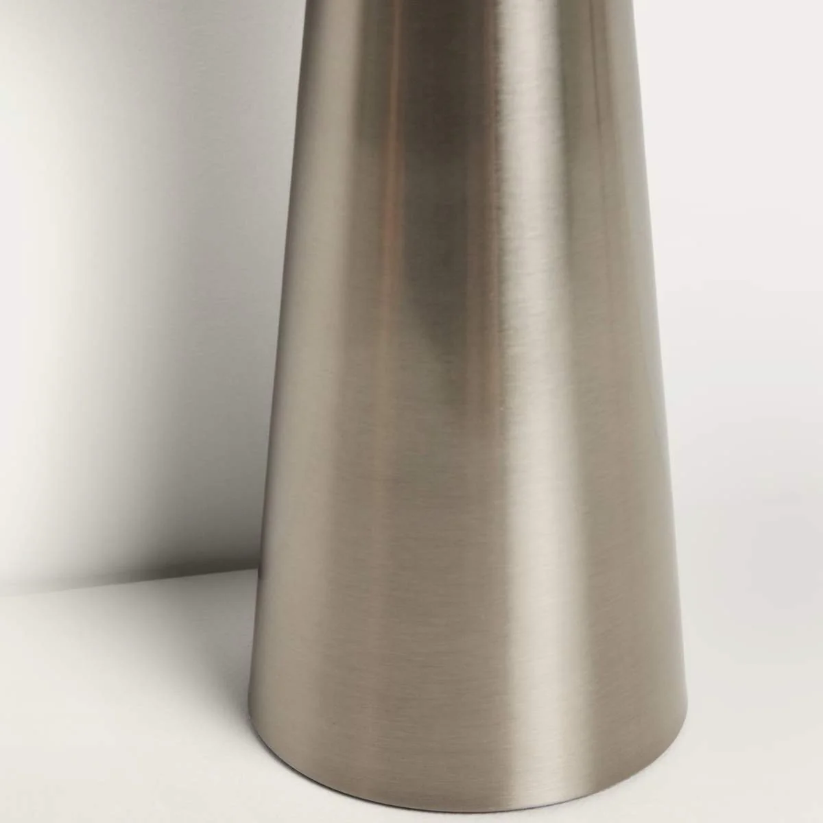 Kave Home Arenys large table lamp in metal with a shiny silver finish - Image 10