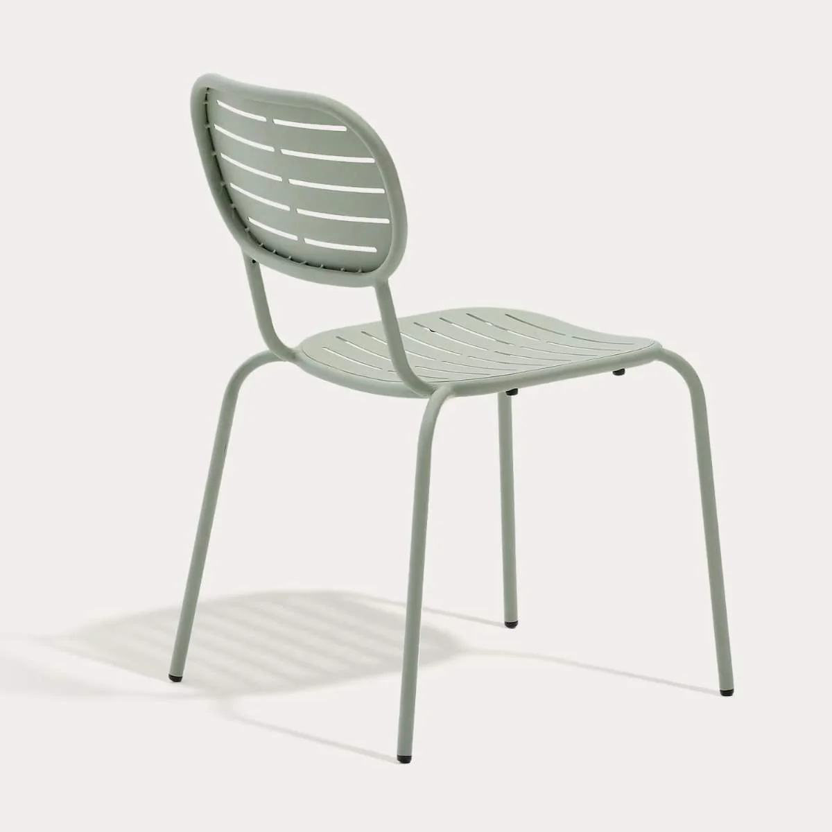 Kave Home Brai stackable outdoor chair in burgundy galvanised steel - Image 28