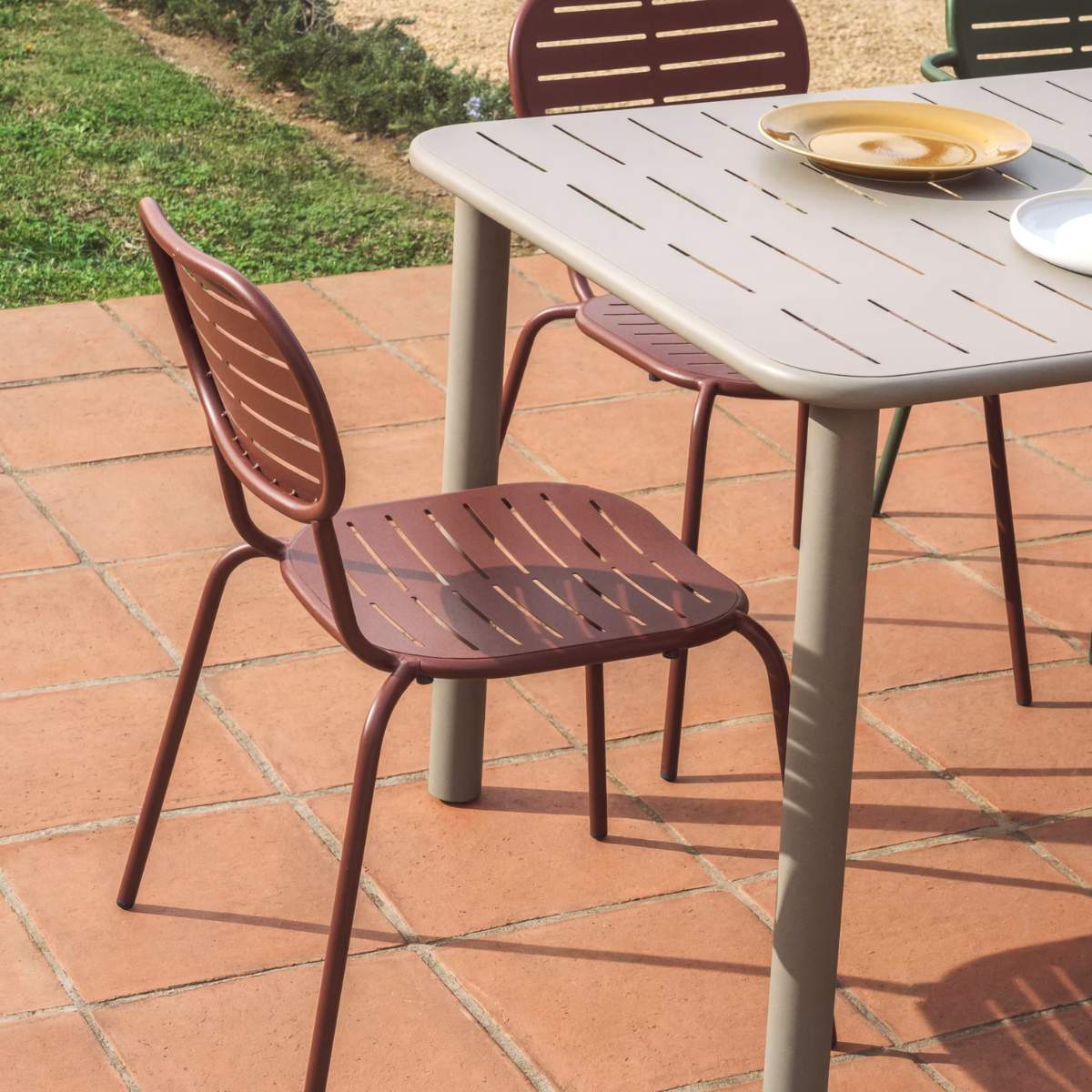 Kave Home Brai stackable outdoor chair in burgundy galvanised steel - Image 34