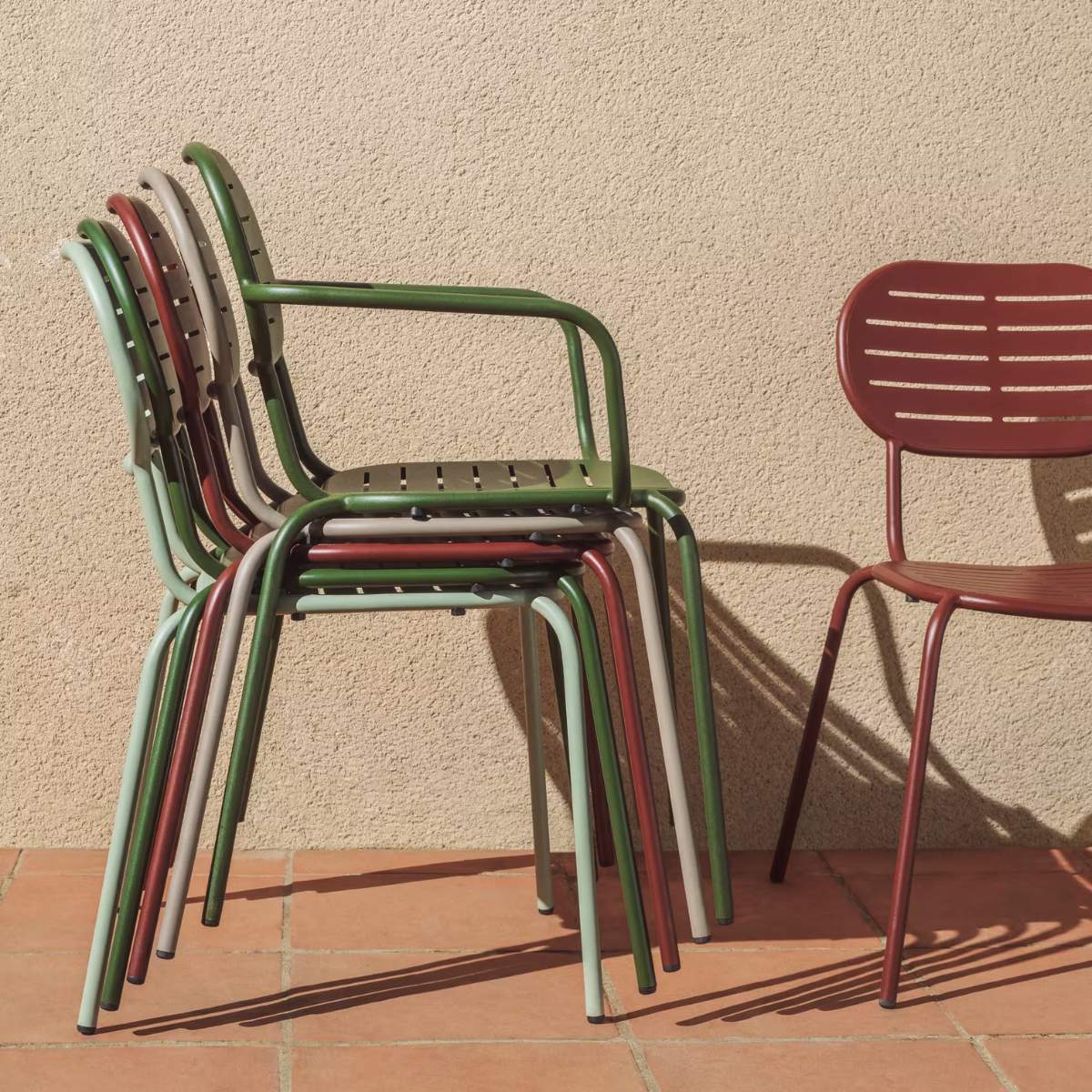 Kave Home Brai stackable outdoor chair in burgundy galvanised steel - Image 36