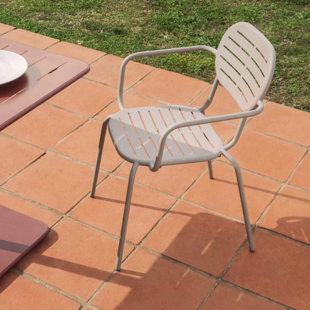 Kave Home Brai stackable outdoor chair with armrests in taupe galvanised steel - Image 33