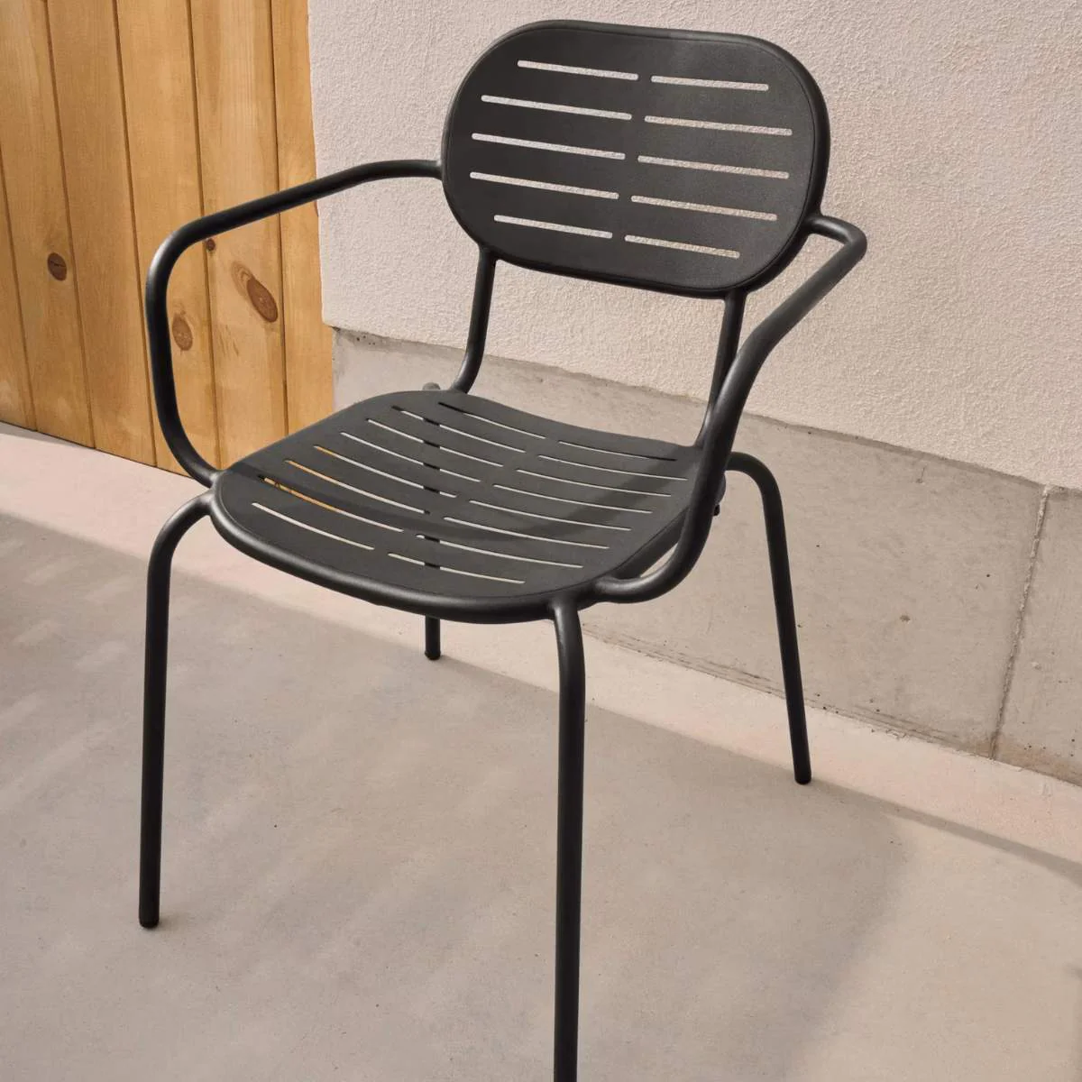 Kave Home Brai stackable outdoor chair with armrests in taupe galvanised steel - Image 39