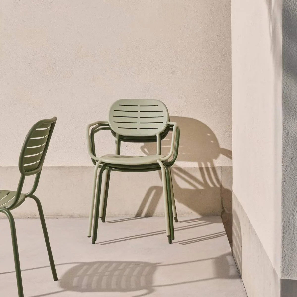 Kave Home Brai stackable outdoor chair with armrests in taupe galvanised steel - Image 41