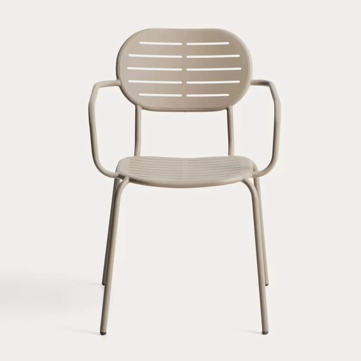 Kave Home Brai stackable outdoor chair with armrests in taupe galvanised steel - Image 5