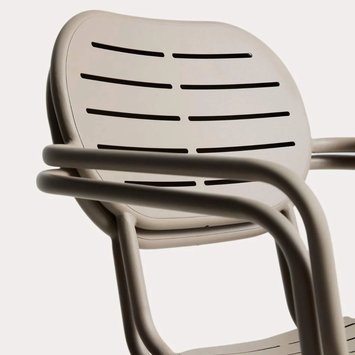 Kave Home Brai stackable outdoor chair with armrests in taupe galvanised steel - Image 8