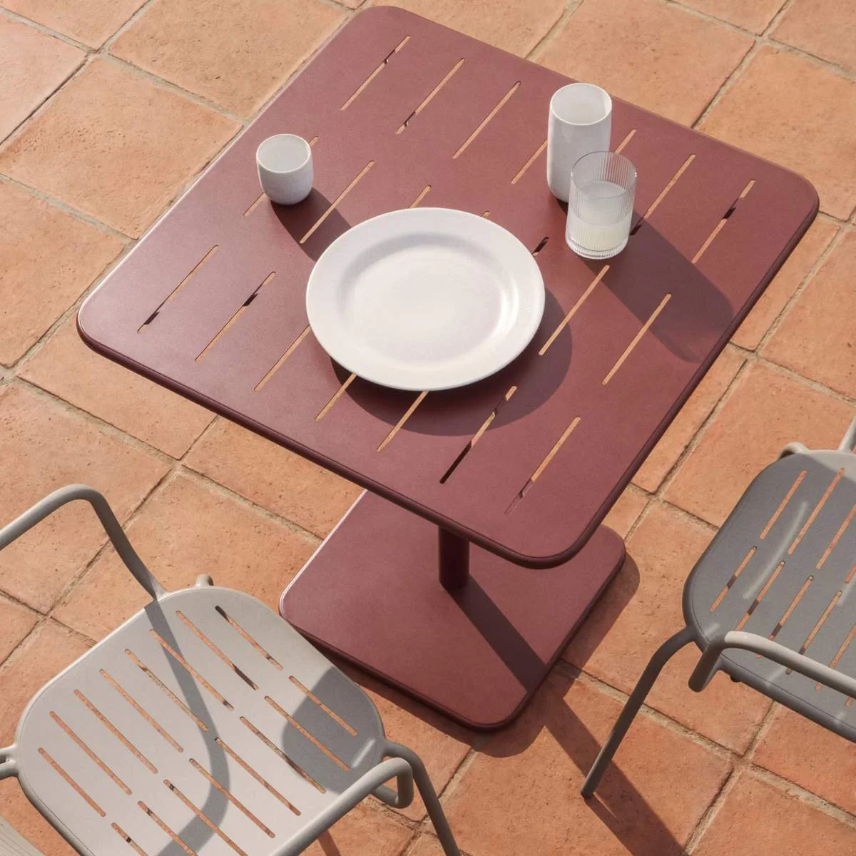 Kave Home Brai outdoor table in burgundy galvanised steel 70 x 70cm - Image 31