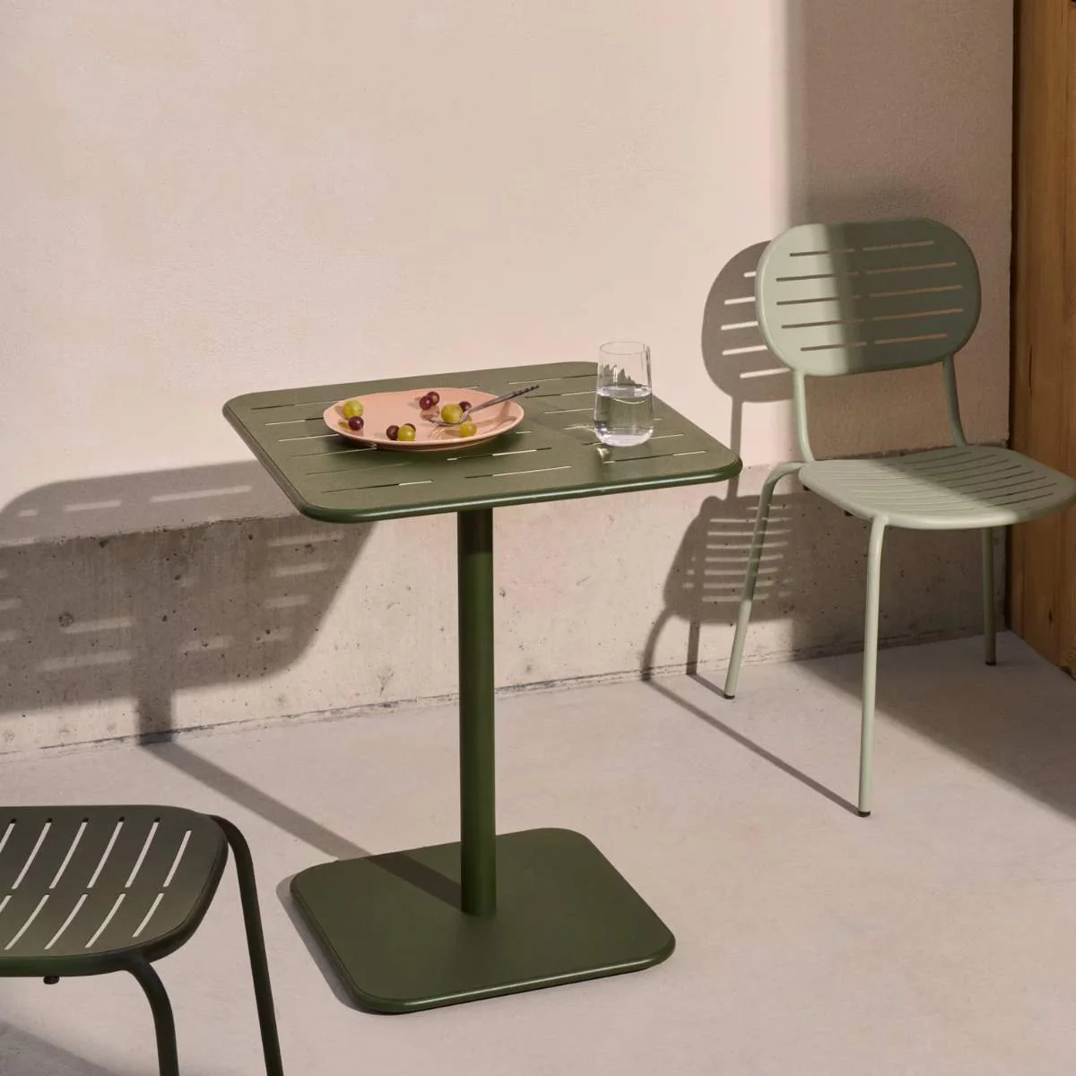 Kave Home Brai outdoor table in burgundy galvanised steel 70 x 70cm - Image 35