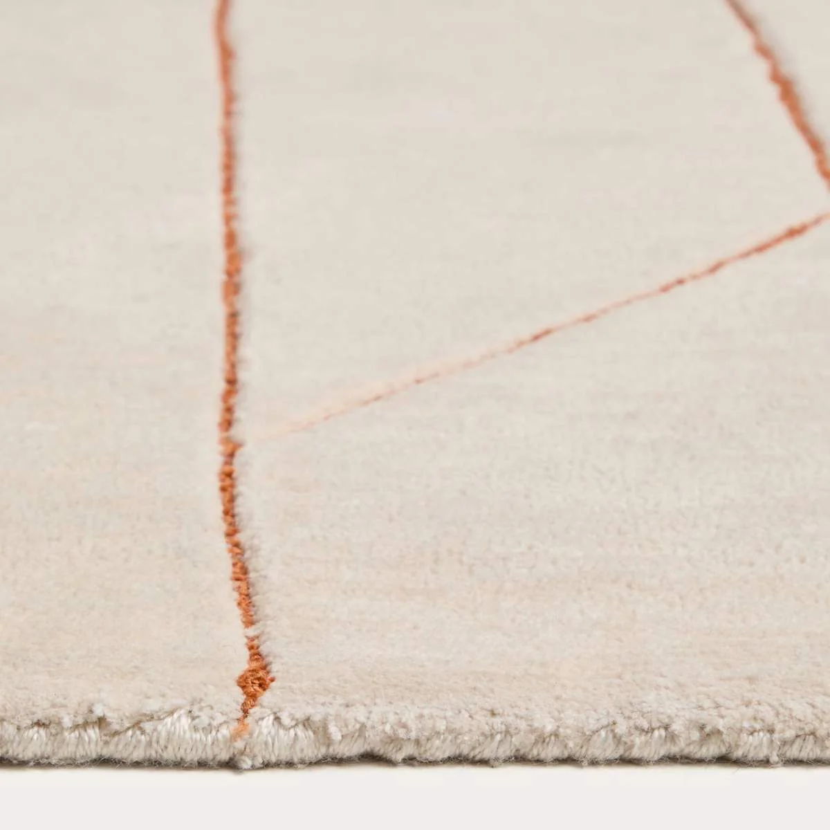Kave Home Delide ecru synthetic fibre rug with orange graphic detail 160 x 230cm - Image 3