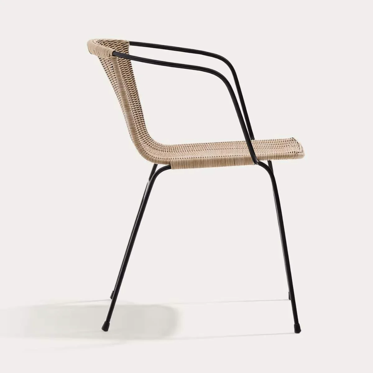 Kave Home Eltiera stackable chair in synthetic rattan with black steel frame and armrests - Image 3