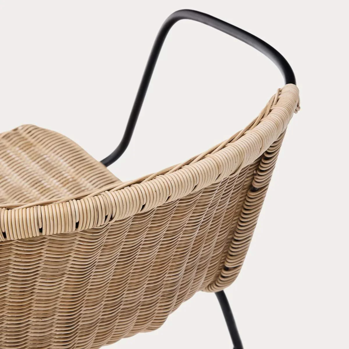 Kave Home Eltiera stackable chair in synthetic rattan with black steel frame and armrests - Image 7