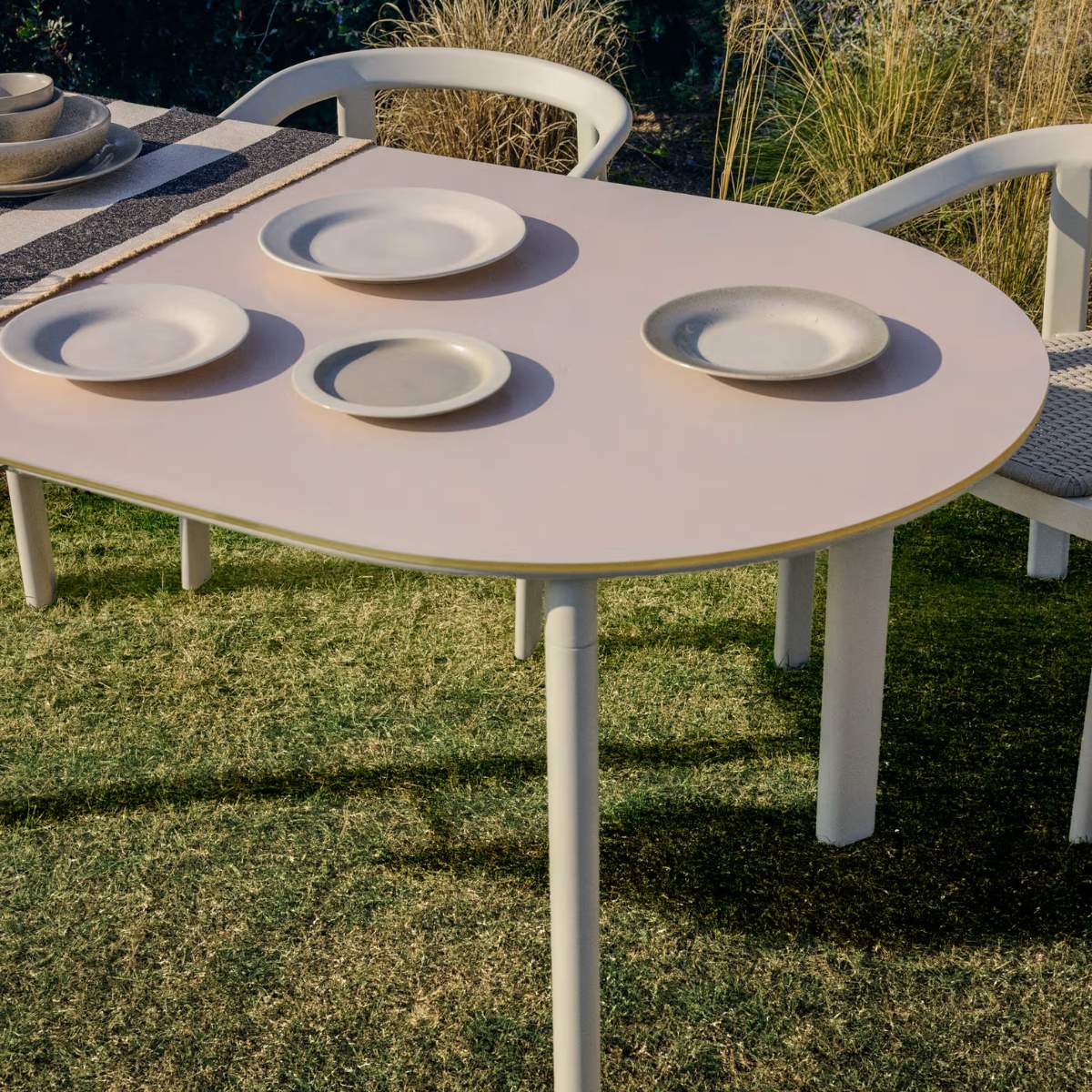 Kave Home Erice oval table in aluminium and ecru tempered glass 180 x 90 cm - Image 14