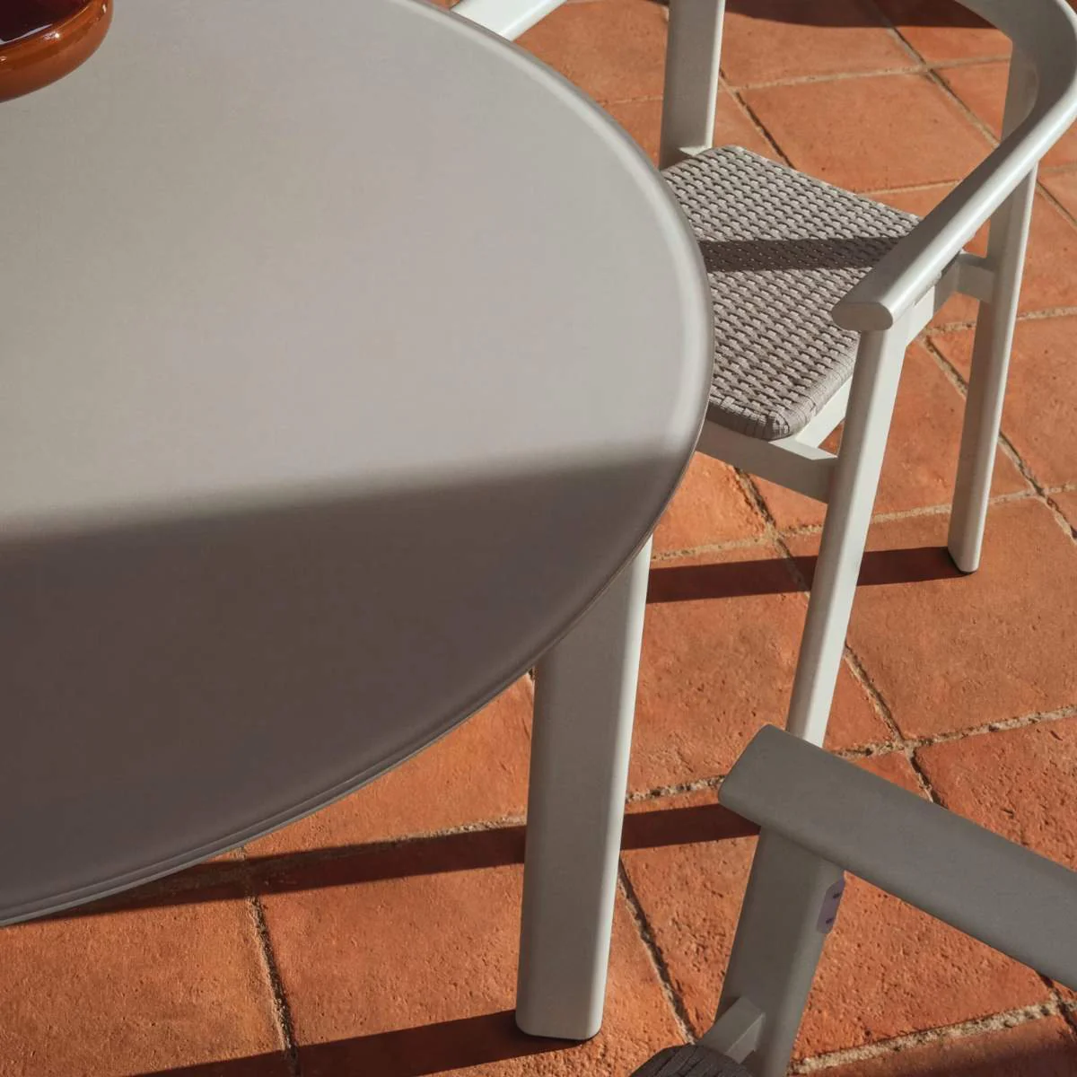 Kave Home Erice round table in aluminium and ecru tempered glass Ø120 cm - Image 13