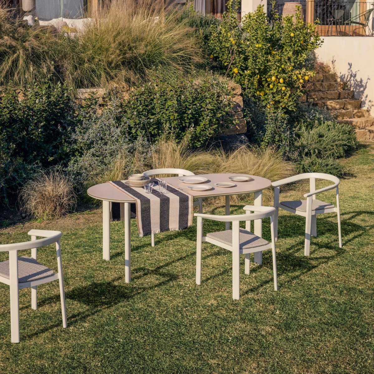 Kave Home Erice oval table in aluminium and ecru tempered glass 230 x 100 cm - Image 18