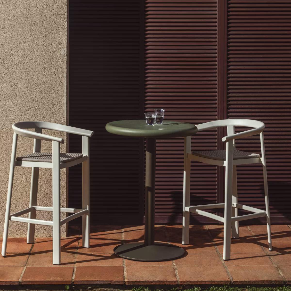Kave Home Esilda outdoor tall round table with green cement top Ø70cm and green steel base Ø55x96cm - Image 5