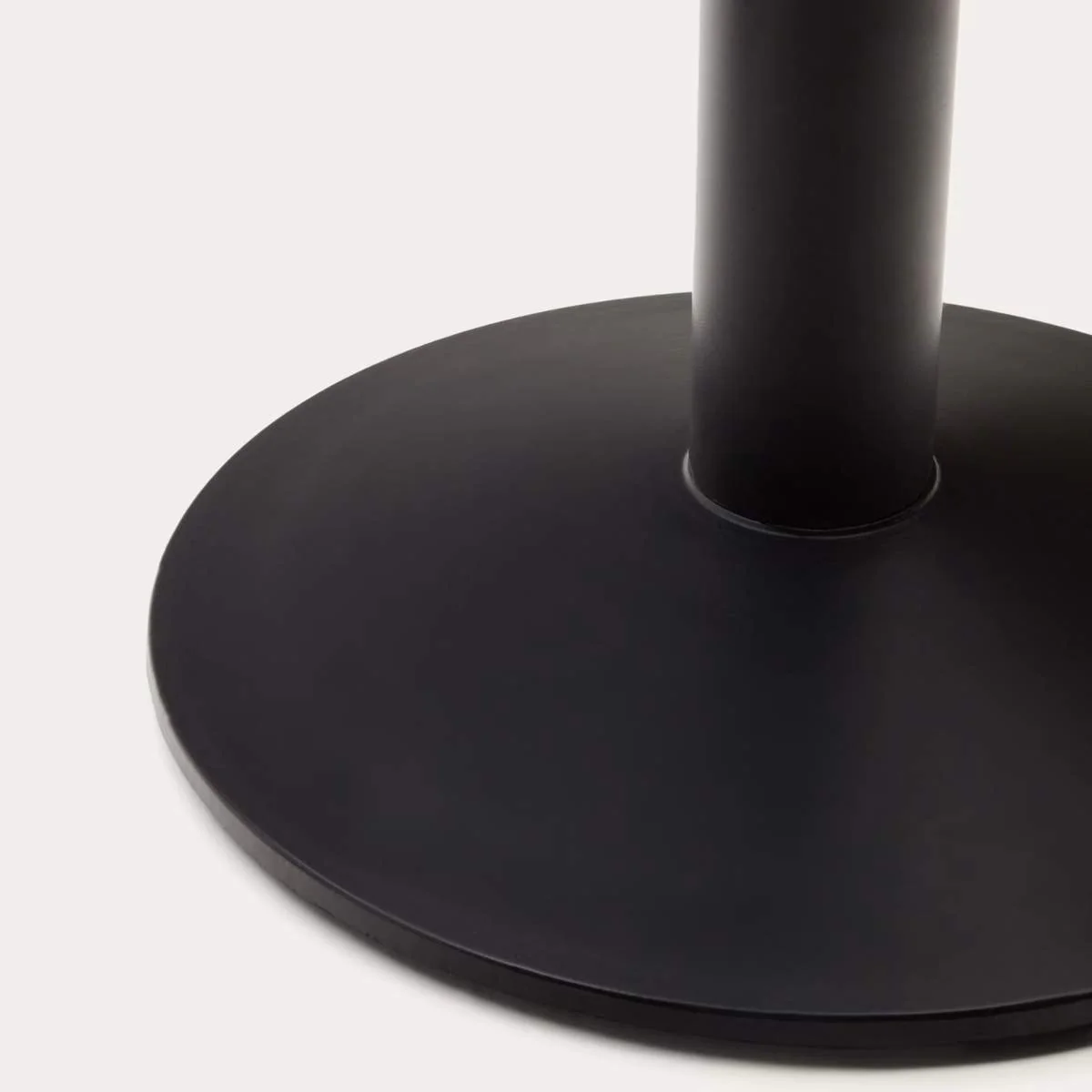 Kave Home Esilda round outdoor table in black with metal leg in a painted black finish, Ø 90 x 70 cm - Image 4
