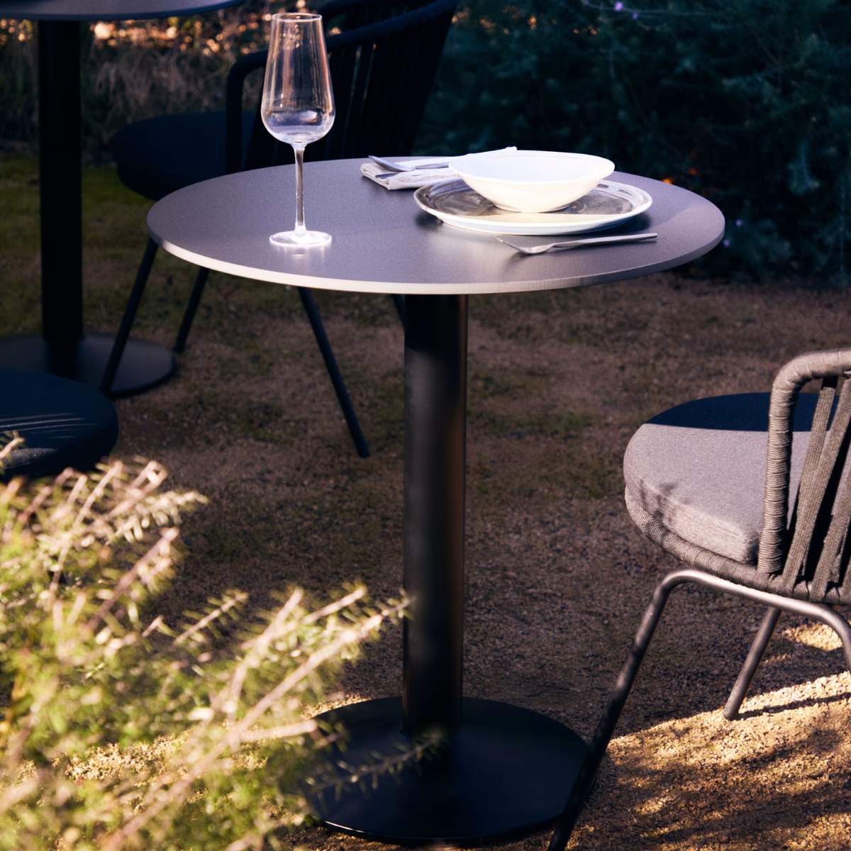 Kave Home Esilda round outdoor table in black with metal leg in a painted black finish, Ø 90 x 70 cm - Image 7