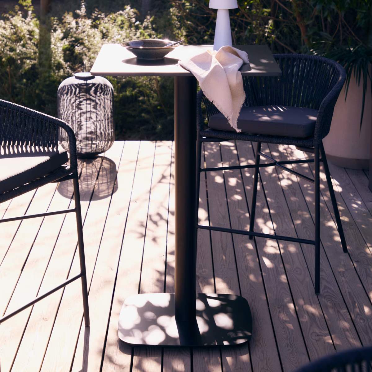 Kave Home Esilda high table in white with metal leg in a painted black finish, 60 x 60 x 96 cm - Image 9