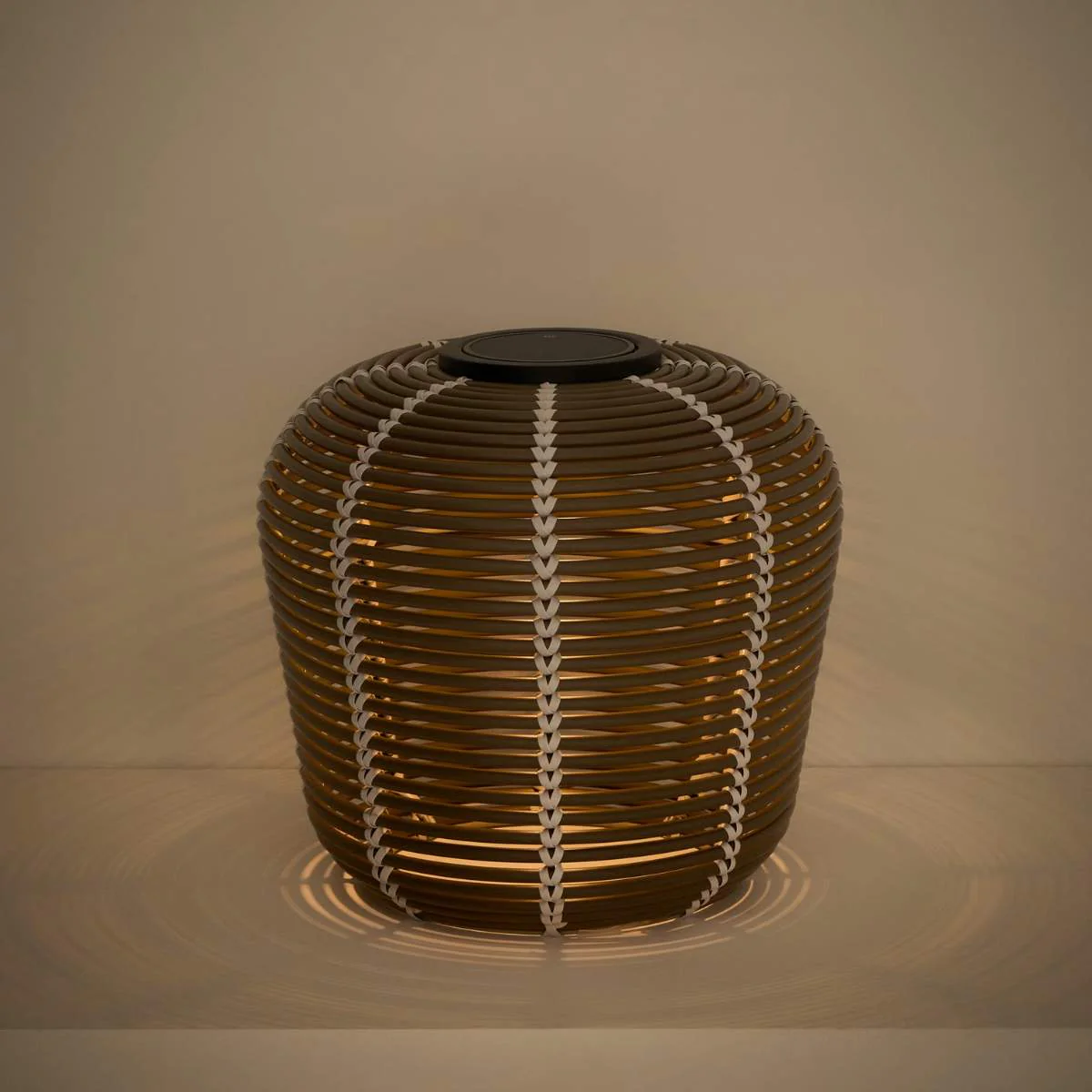 Kave Home Garoina outdoor solar LED table lamp in taupe synthetic rattan Ø35cm - Image 14