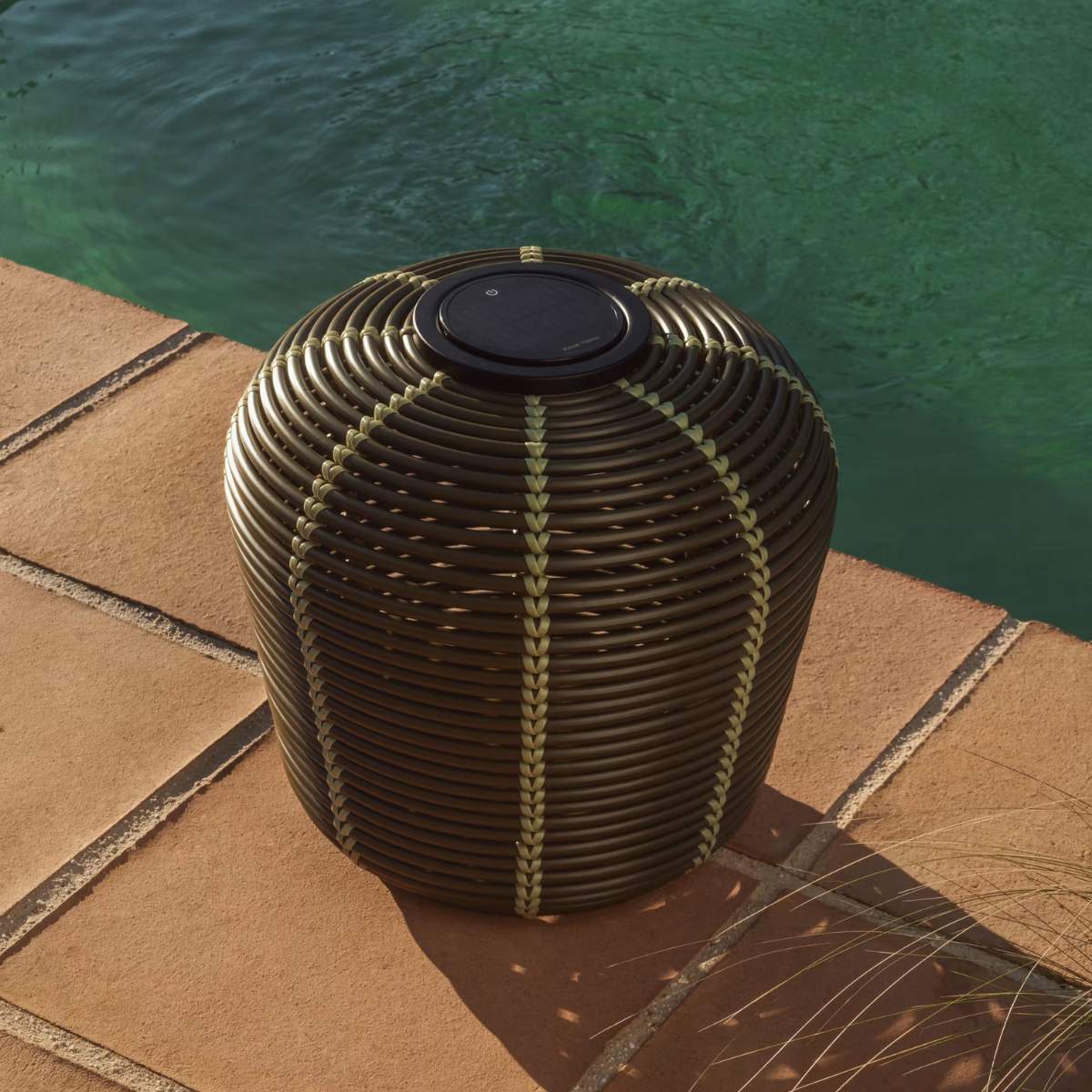 Kave Home Garoina outdoor solar LED table lamp in taupe synthetic rattan Ø35cm - Image 17
