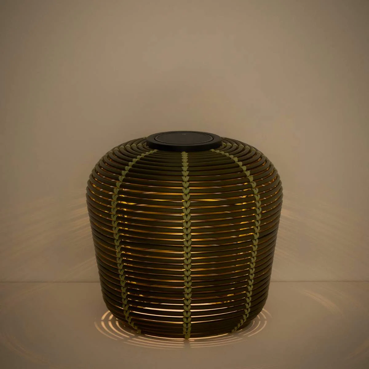 Kave Home Garoina outdoor solar LED table lamp in taupe synthetic rattan Ø35cm - Image 18