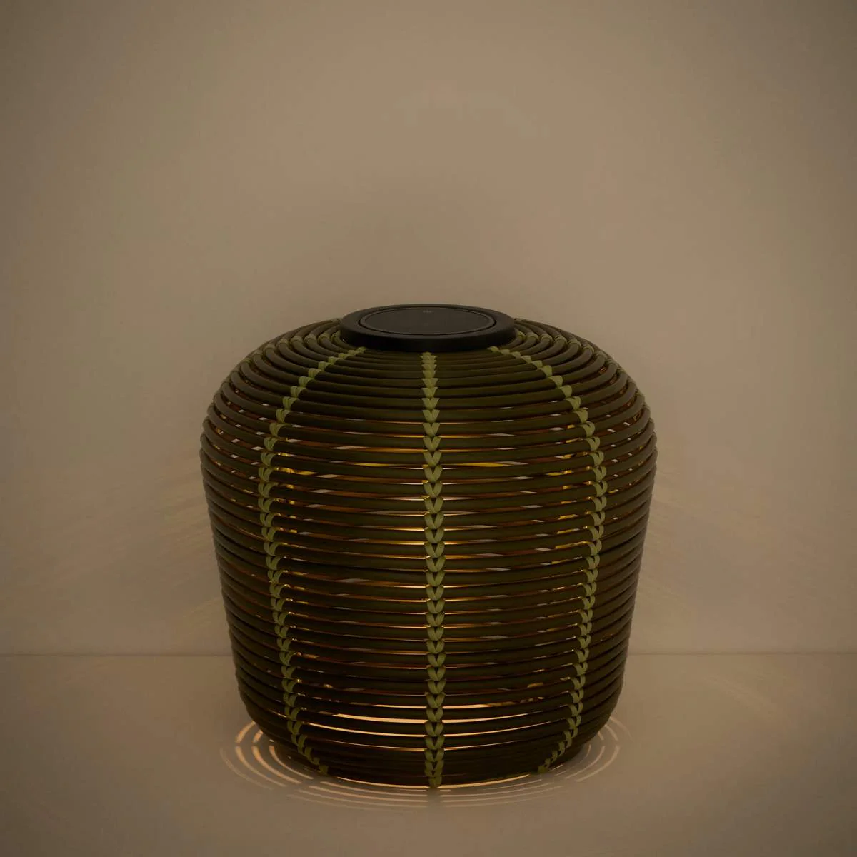 Kave Home Garoina outdoor solar LED table lamp in taupe synthetic rattan Ø35cm - Image 19