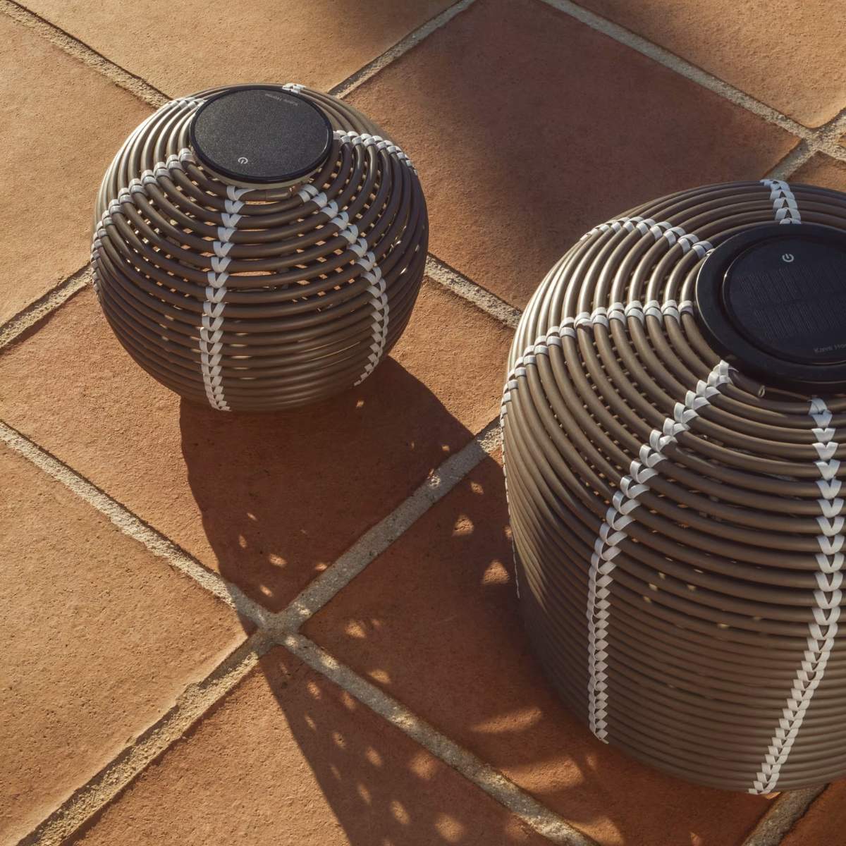 Kave Home Garoina outdoor solar LED table lamp in taupe synthetic rattan Ø25cm - Image 12