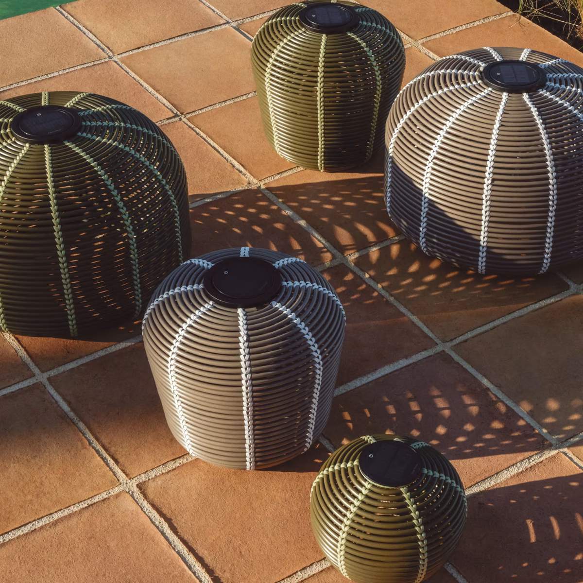Kave Home Garoina outdoor solar LED table lamp in taupe synthetic rattan Ø25cm - Image 13
