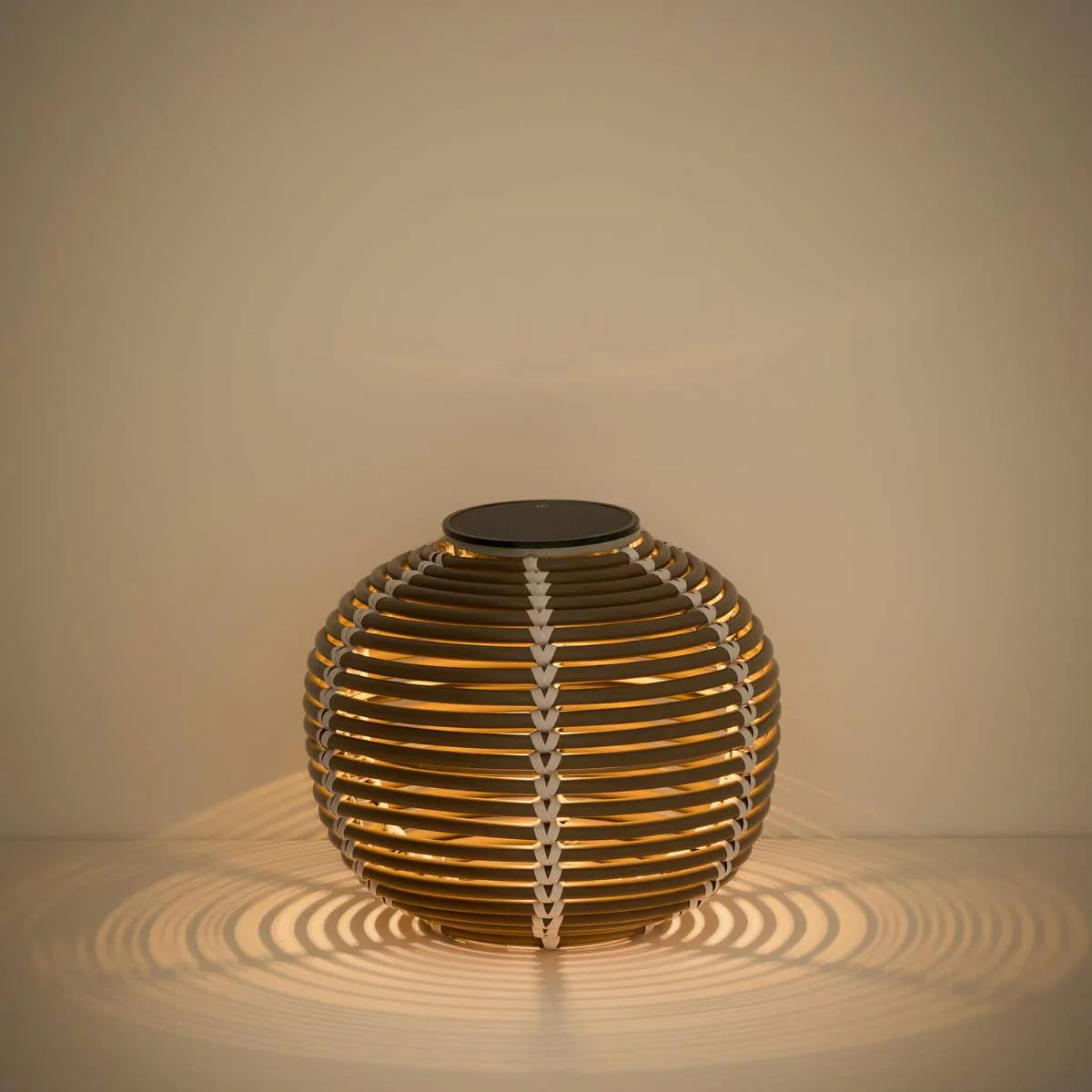 Kave Home Garoina outdoor solar LED table lamp in taupe synthetic rattan Ø25cm - Image 14