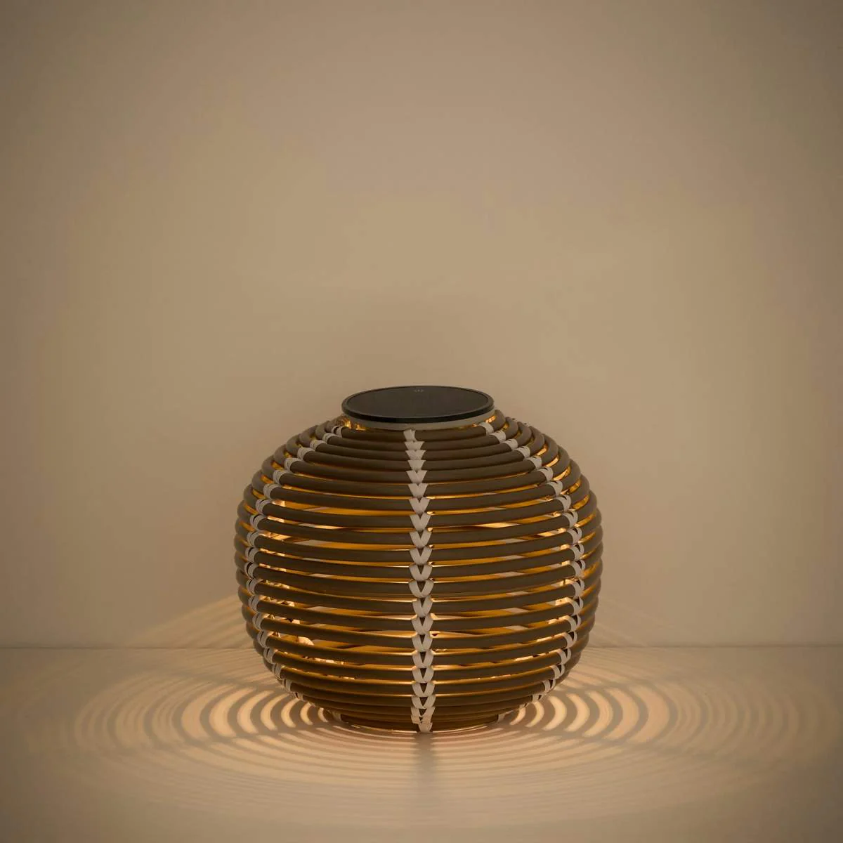 Kave Home Garoina outdoor solar LED table lamp in taupe synthetic rattan Ø25cm - Image 15