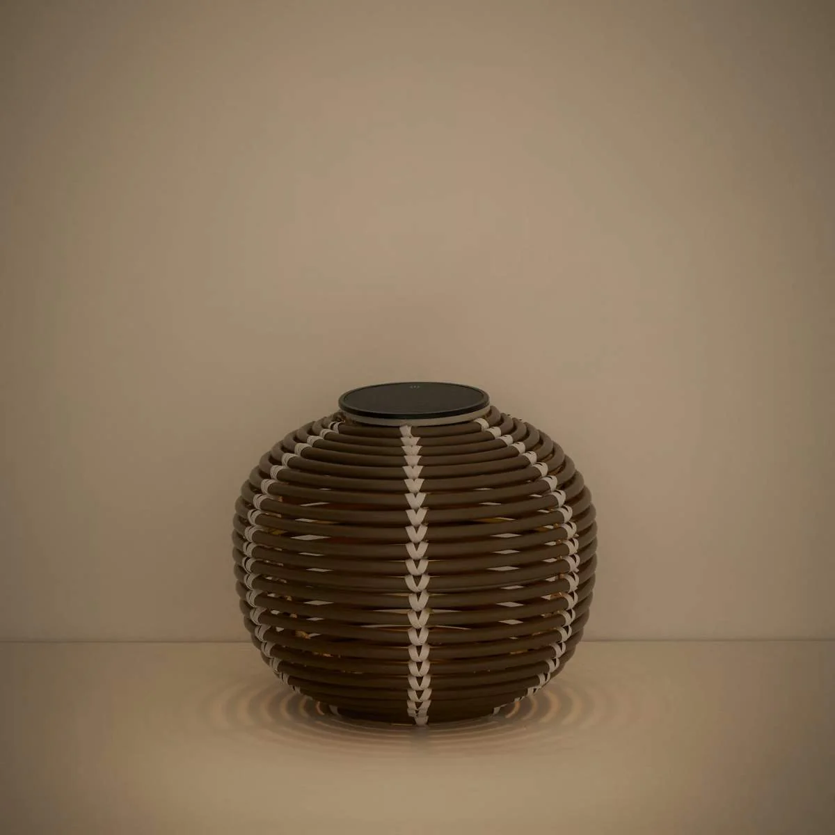 Kave Home Garoina outdoor solar LED table lamp in taupe synthetic rattan Ø25cm - Image 16