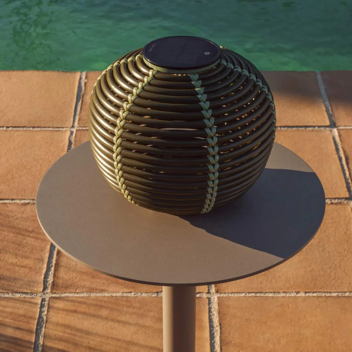Kave Home Garoina outdoor solar LED table lamp in taupe synthetic rattan Ø25cm - Image 17