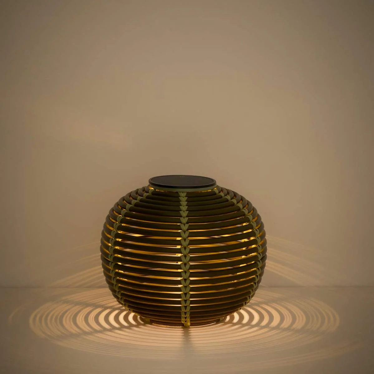 Kave Home Garoina outdoor solar LED table lamp in taupe synthetic rattan Ø25cm - Image 18