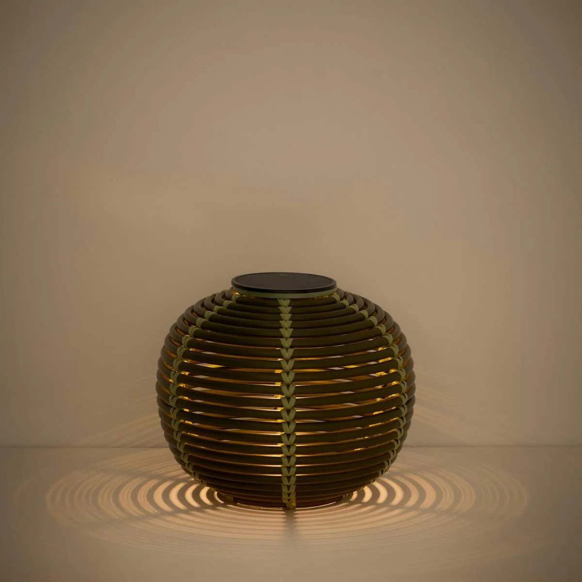 Kave Home Garoina outdoor solar LED table lamp in taupe synthetic rattan Ø25cm - Image 19